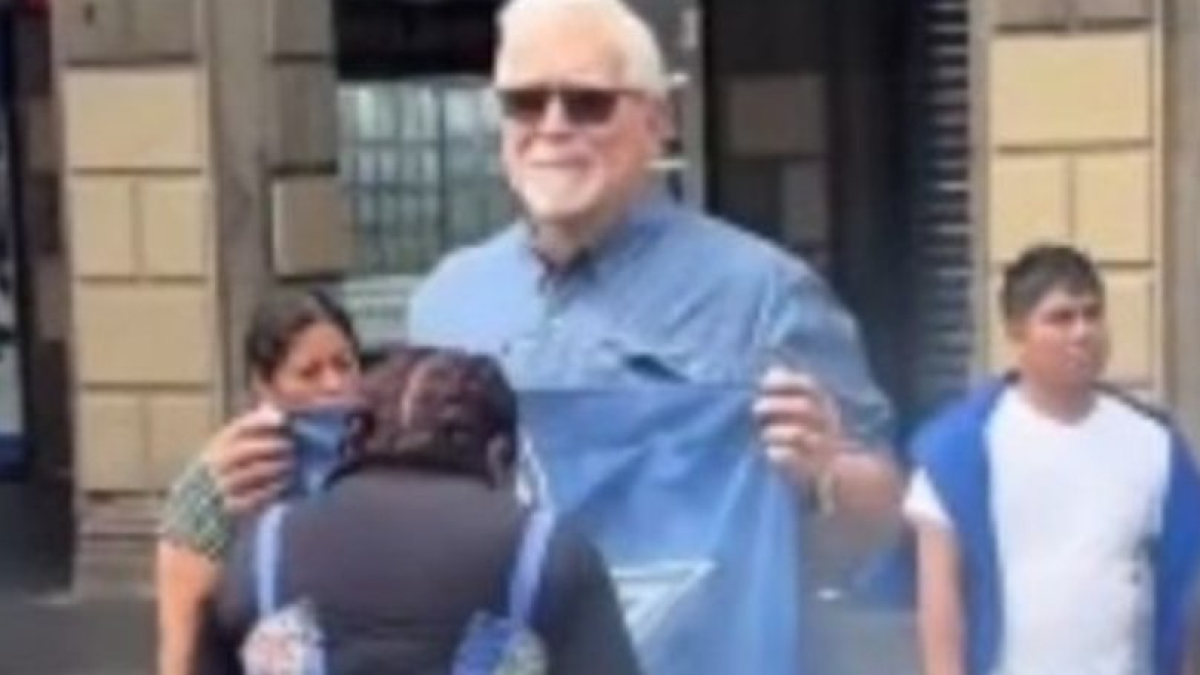 Dallas Cowboys Fan Performs Mexico City Ritual to Break Curse