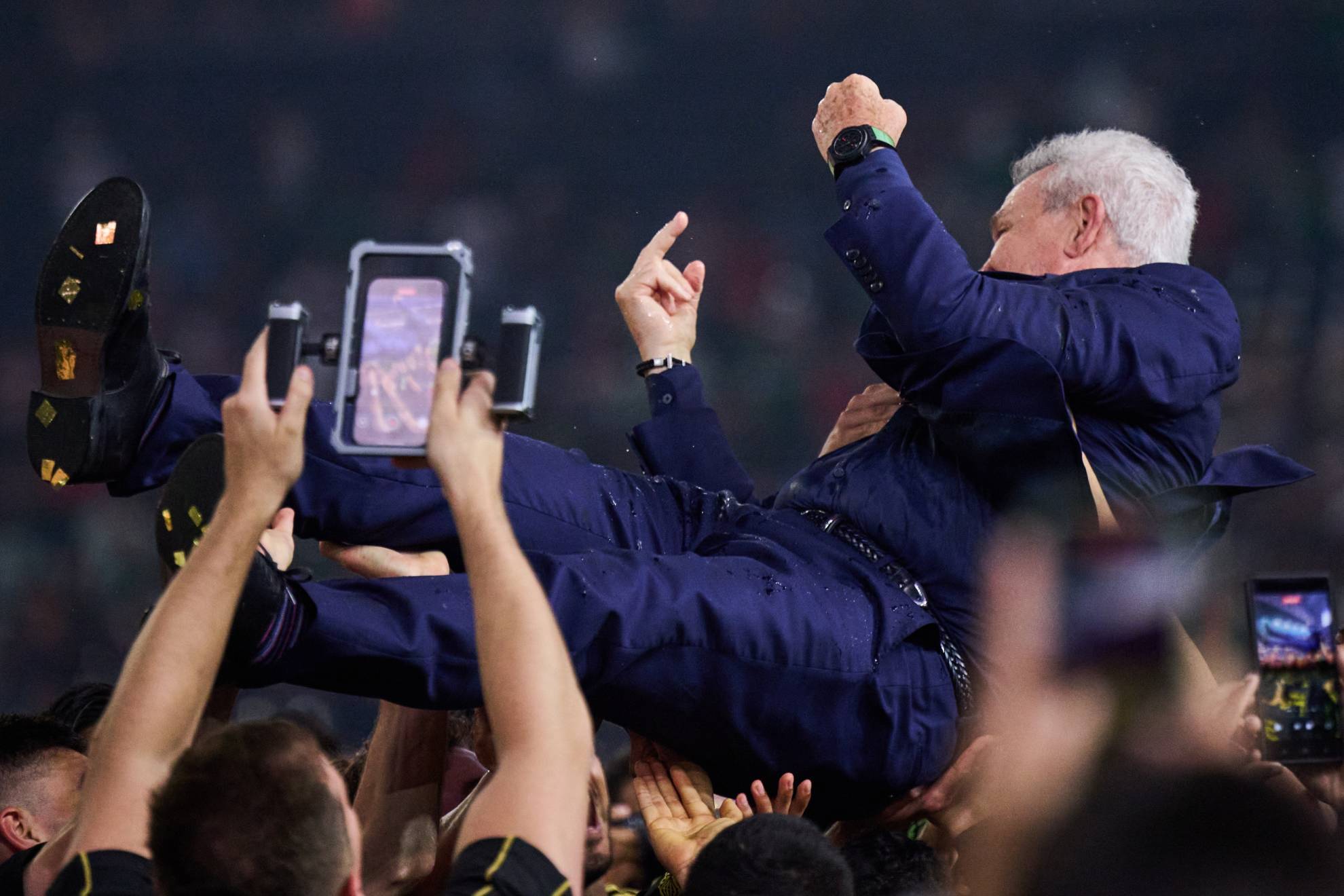 Javier Aguirre es lanzado por los jugadores en la celebración de la Copa Oro / Mexpsort