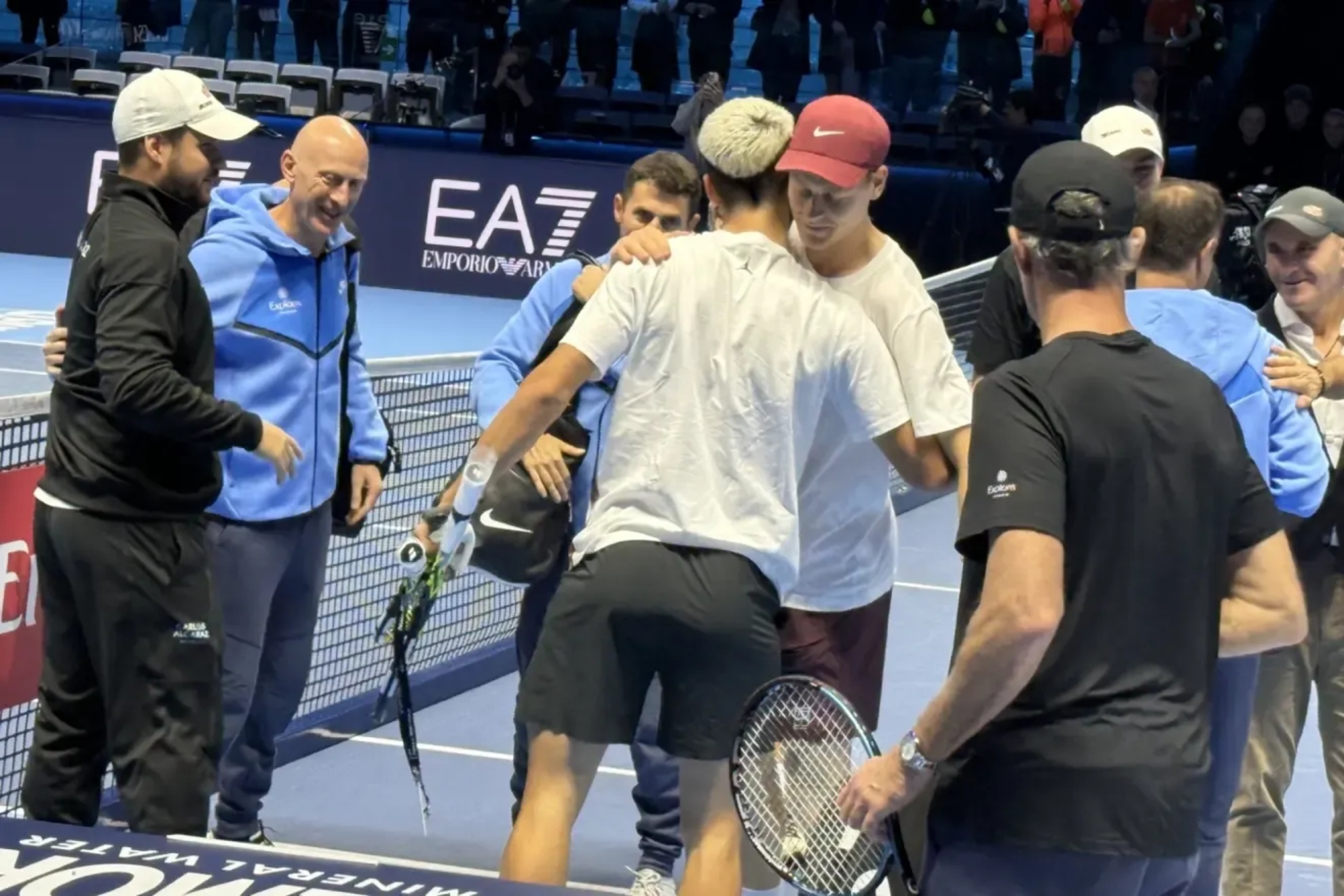 Alcaraz y Sinner se saludan horas antes de la final JOAN SOLSONA