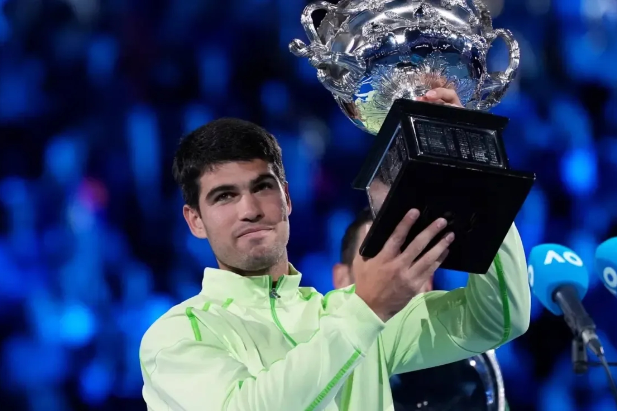 Alcaraz levanta el trofeo de campeón del Open de Australia