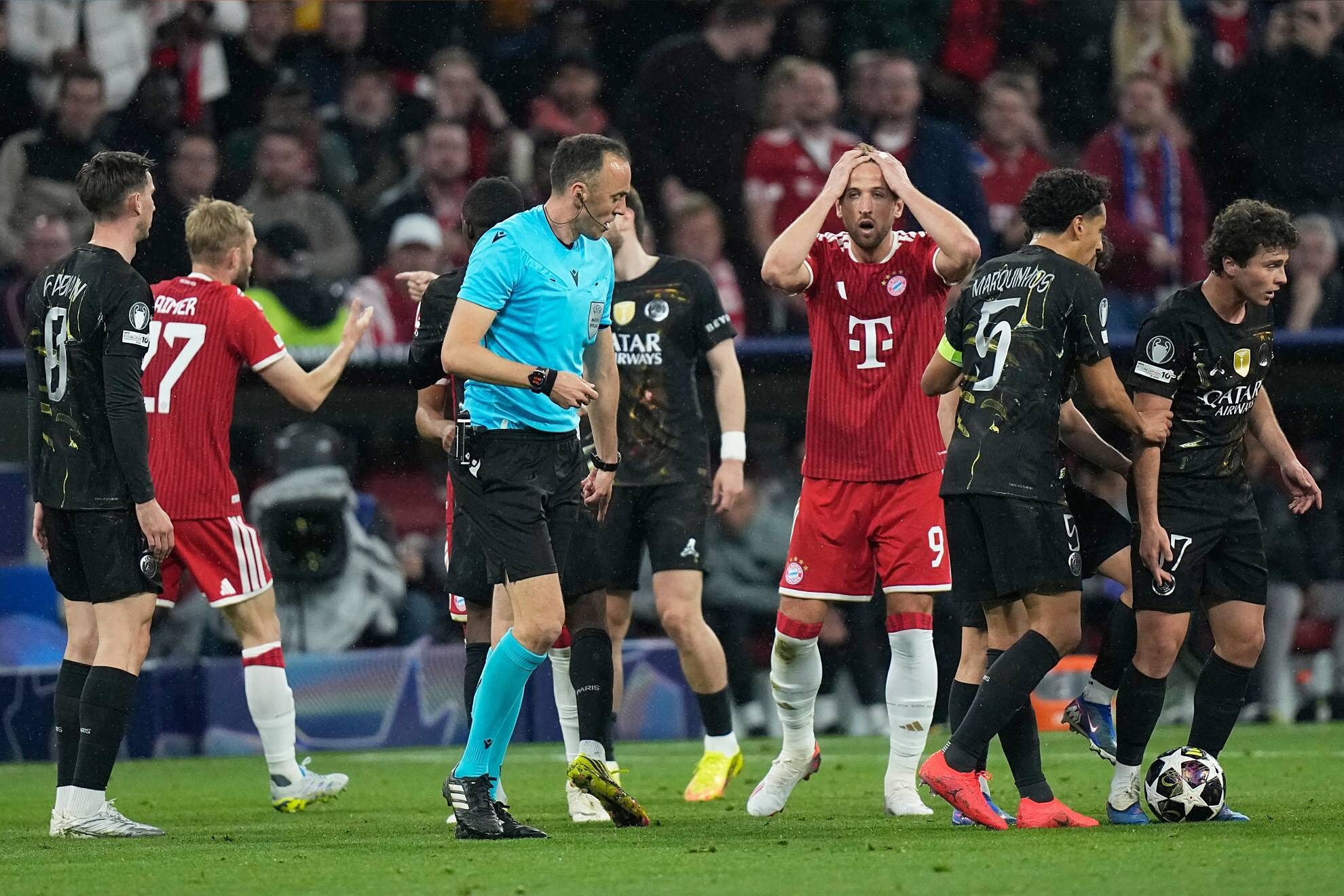 El árbitro Joao Pinheiro estuvo en el ojo del huracán en Munich