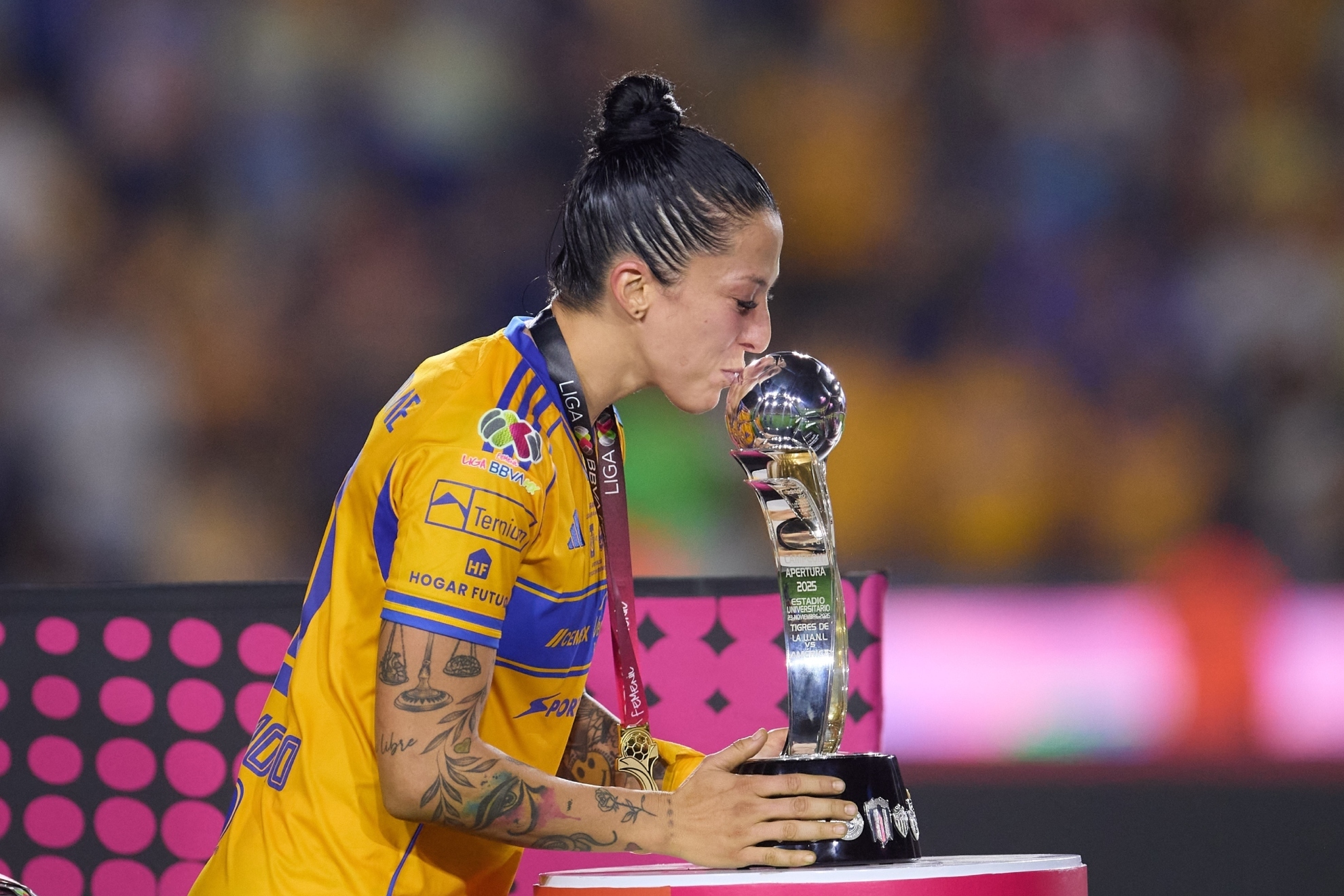 Jenni Hermoso besa el trofeo que ganó en el Apertura 2025. MEXSPORT
