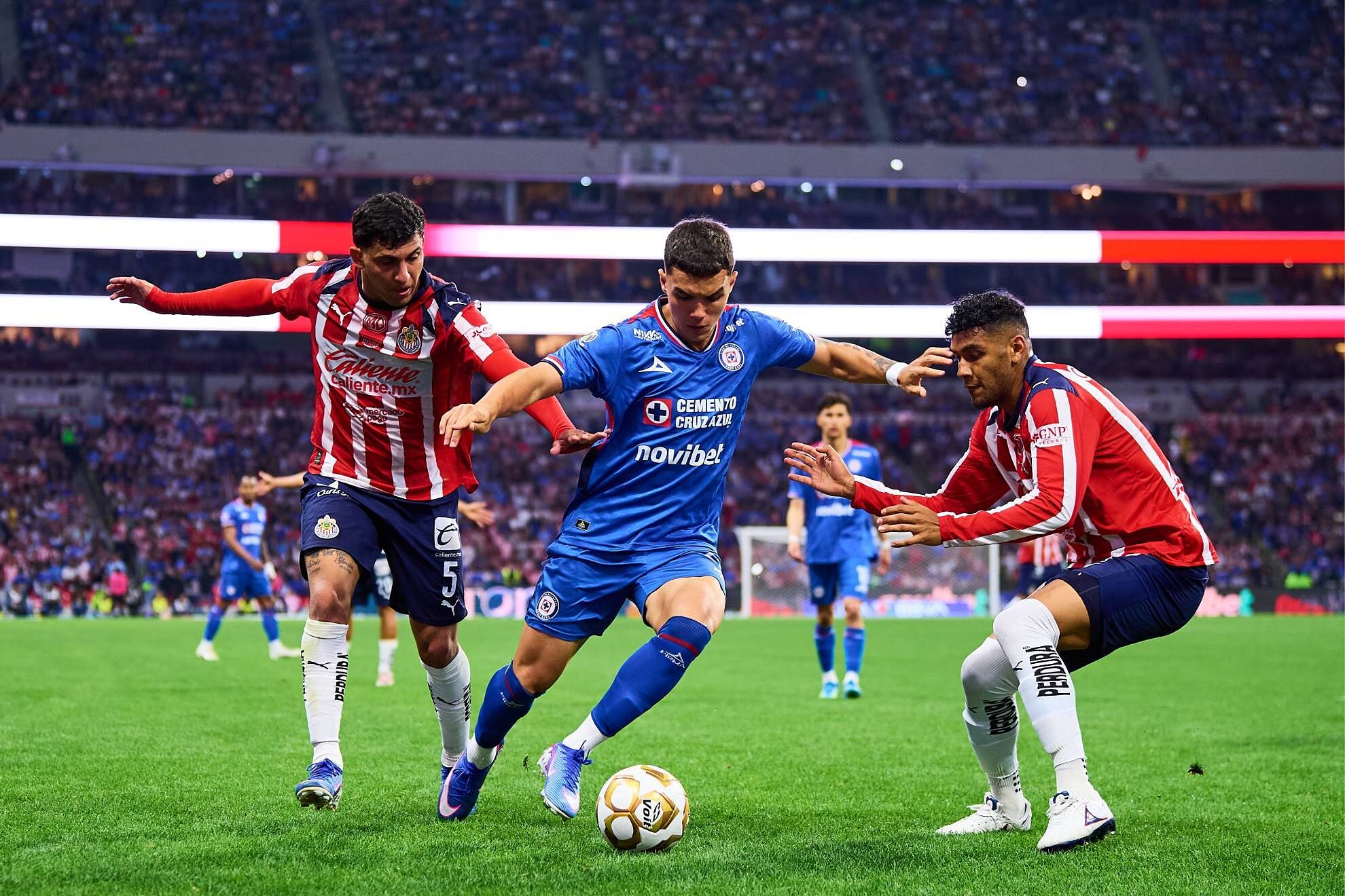 Goles y resumen de Cruz Azul vs Chivas: empate a dos goles y todo se ...