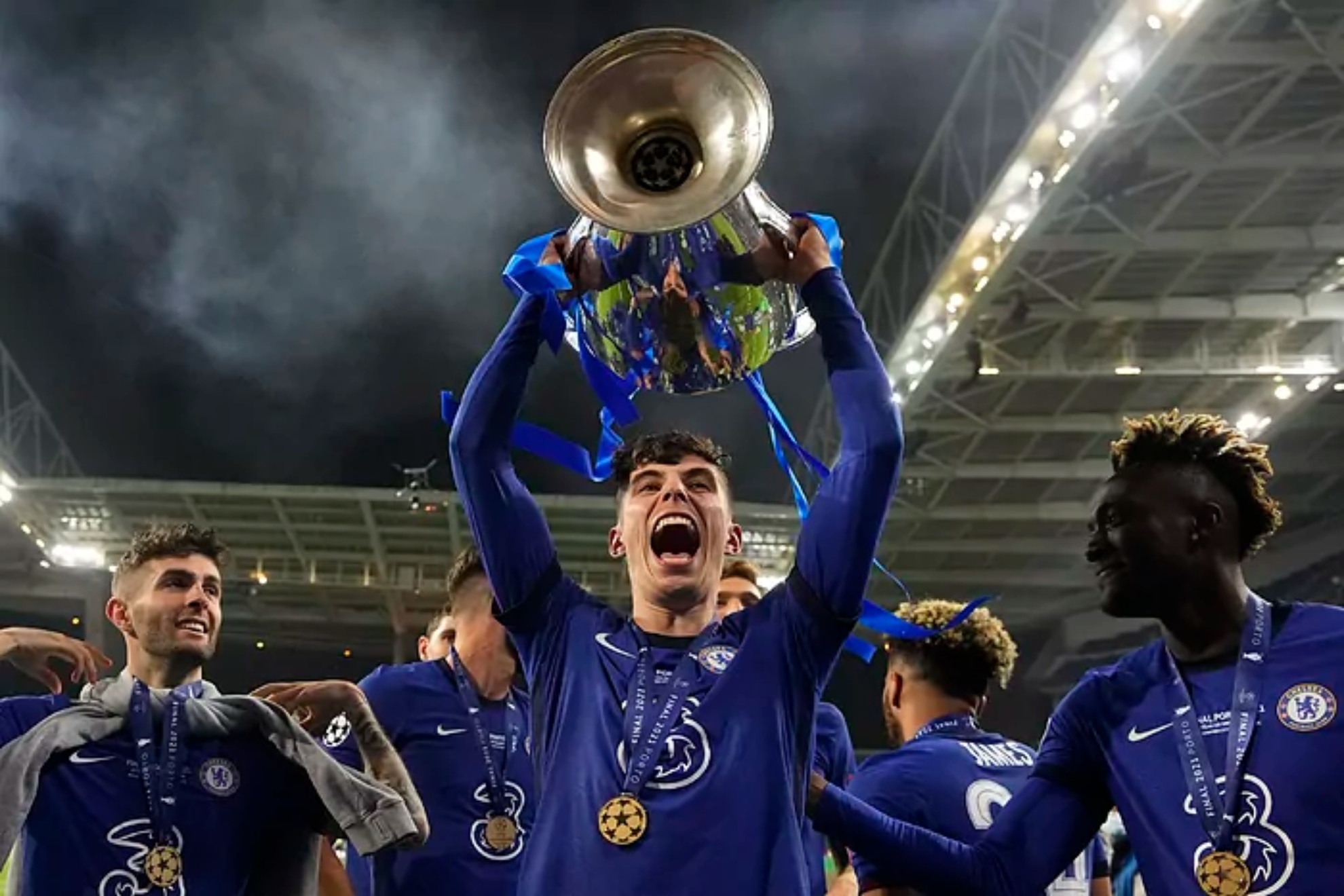 Havertz levanta el trofeo que conquisto en la Champions con el Chelsea AP