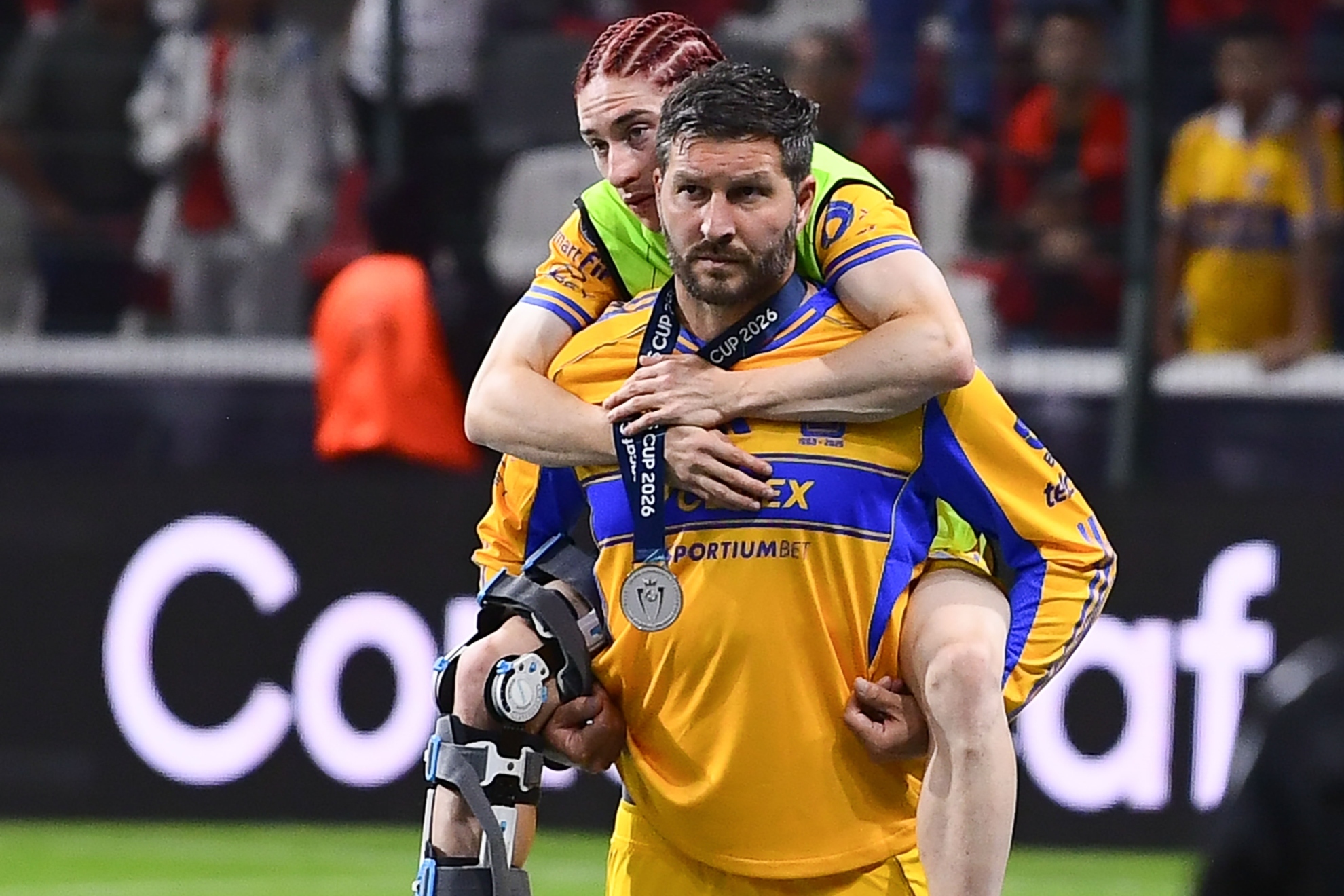 Marcelo Flores, transportado por Gignac tras el Toluca vs Tigres / MexSport
