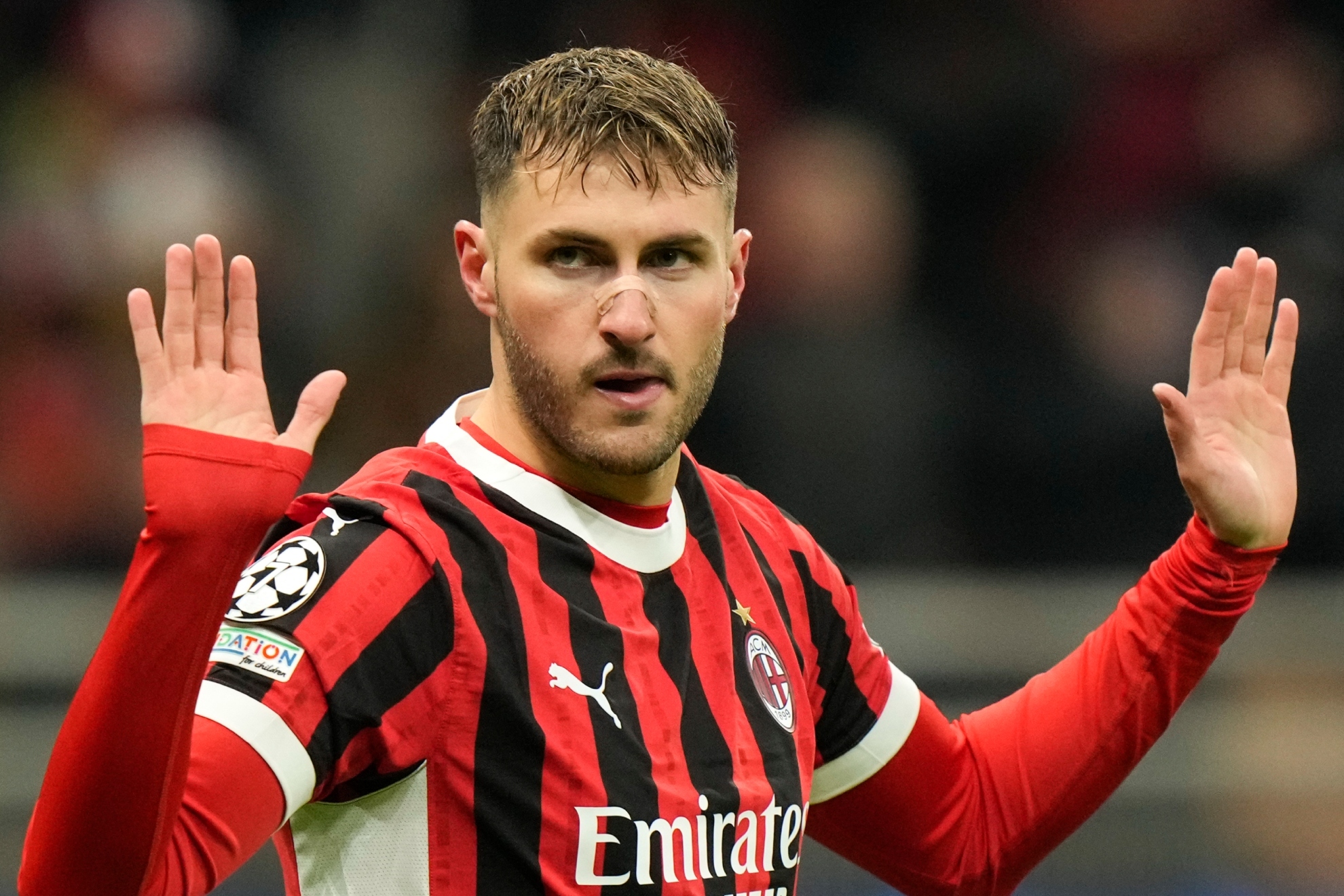 Santiago Giménez, en un partido con el AC Milan /