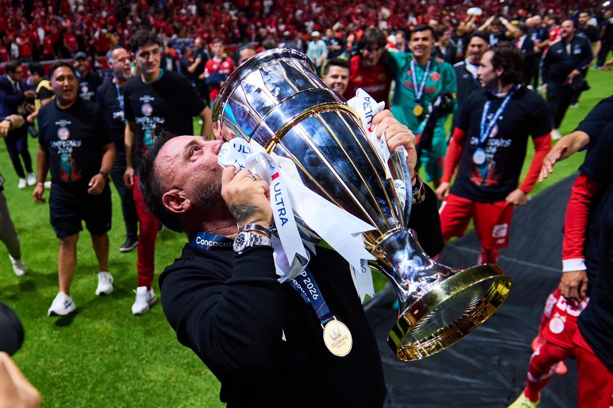 Mohamed besa el trofeo de la Concachampions ganada por Toluca ante Tigres. MEXSPORT