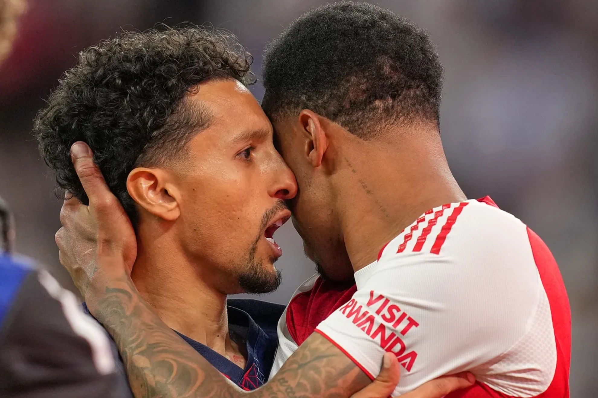Marquinhos consuela a Gabriel tras fallar éste el penalti LAPRESSE