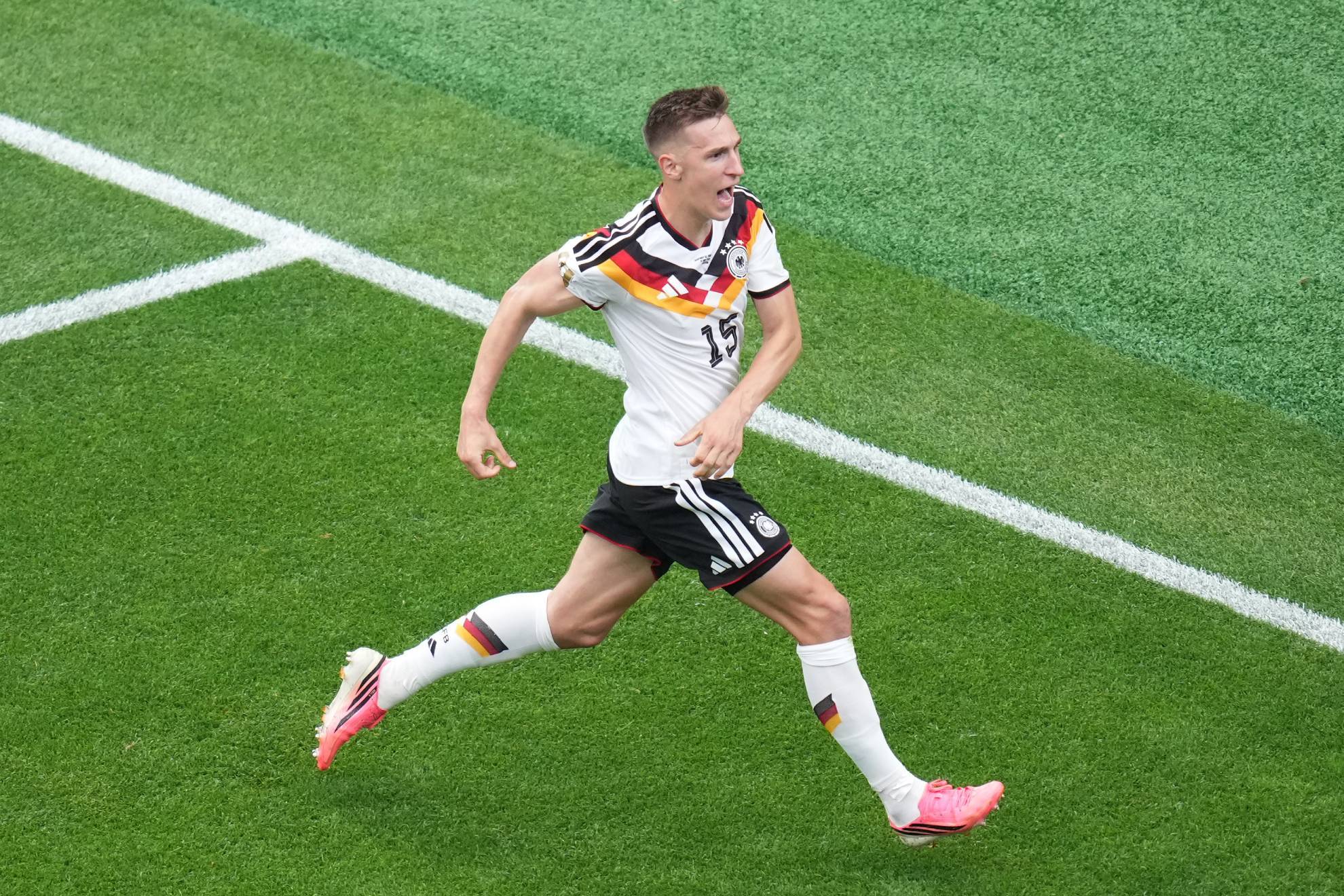 Schlotterbeck celebra un golen el Mundial. LAPRESSE