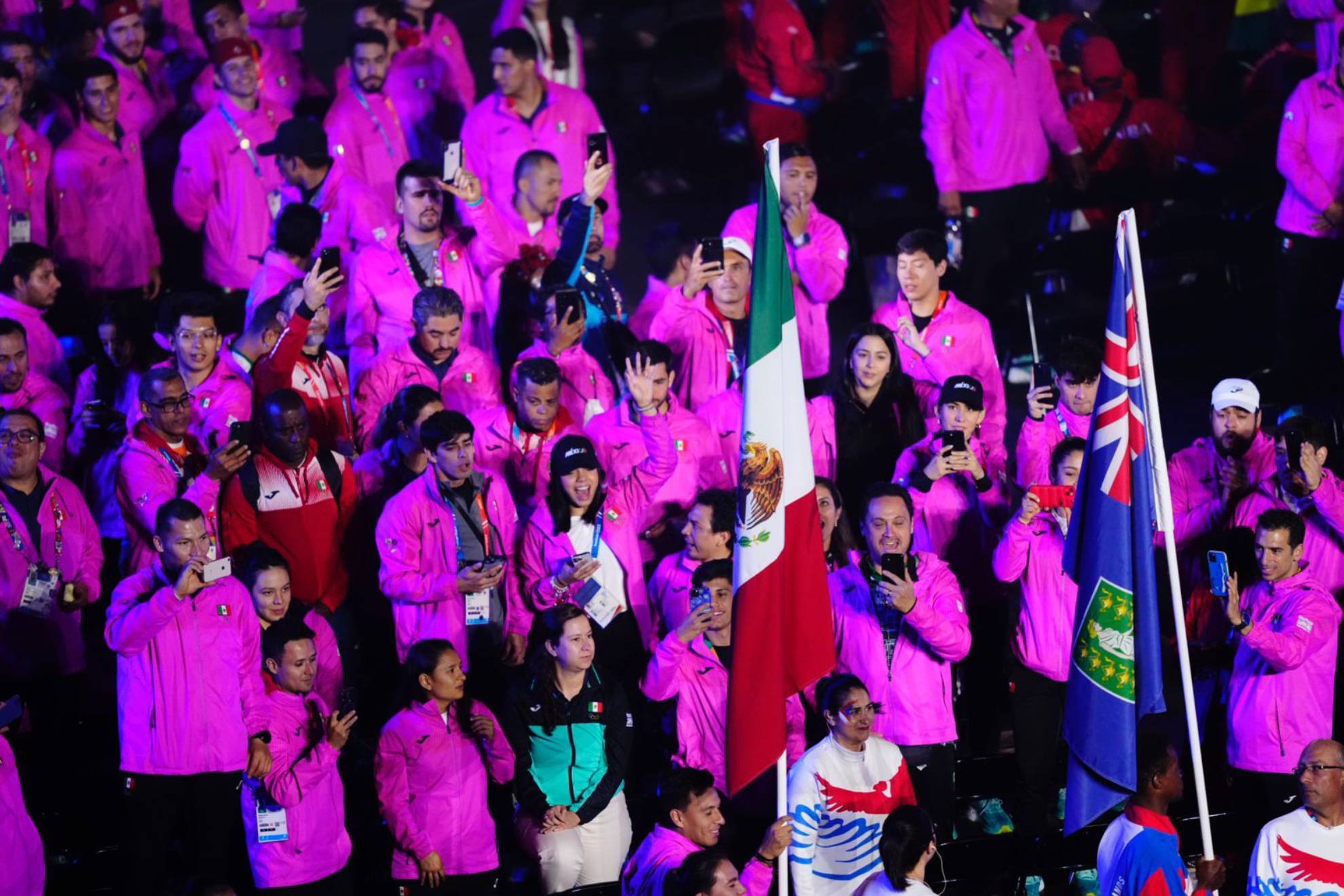 Atletas mexicanos en la ceremonia de clausura de Santiago 2023. /COM