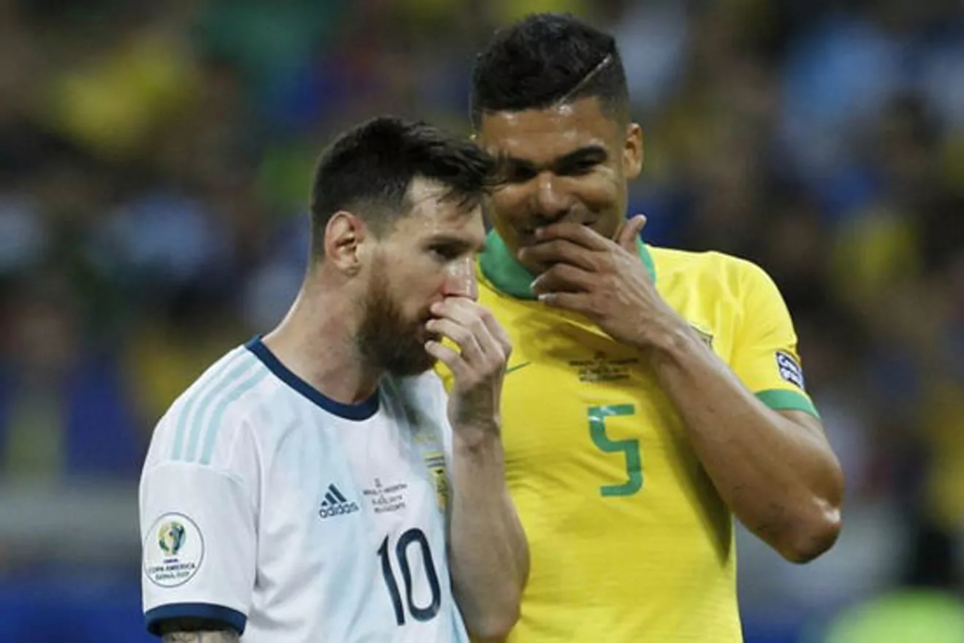 Messi y Casemiro, durante un Argentina vs Brasil