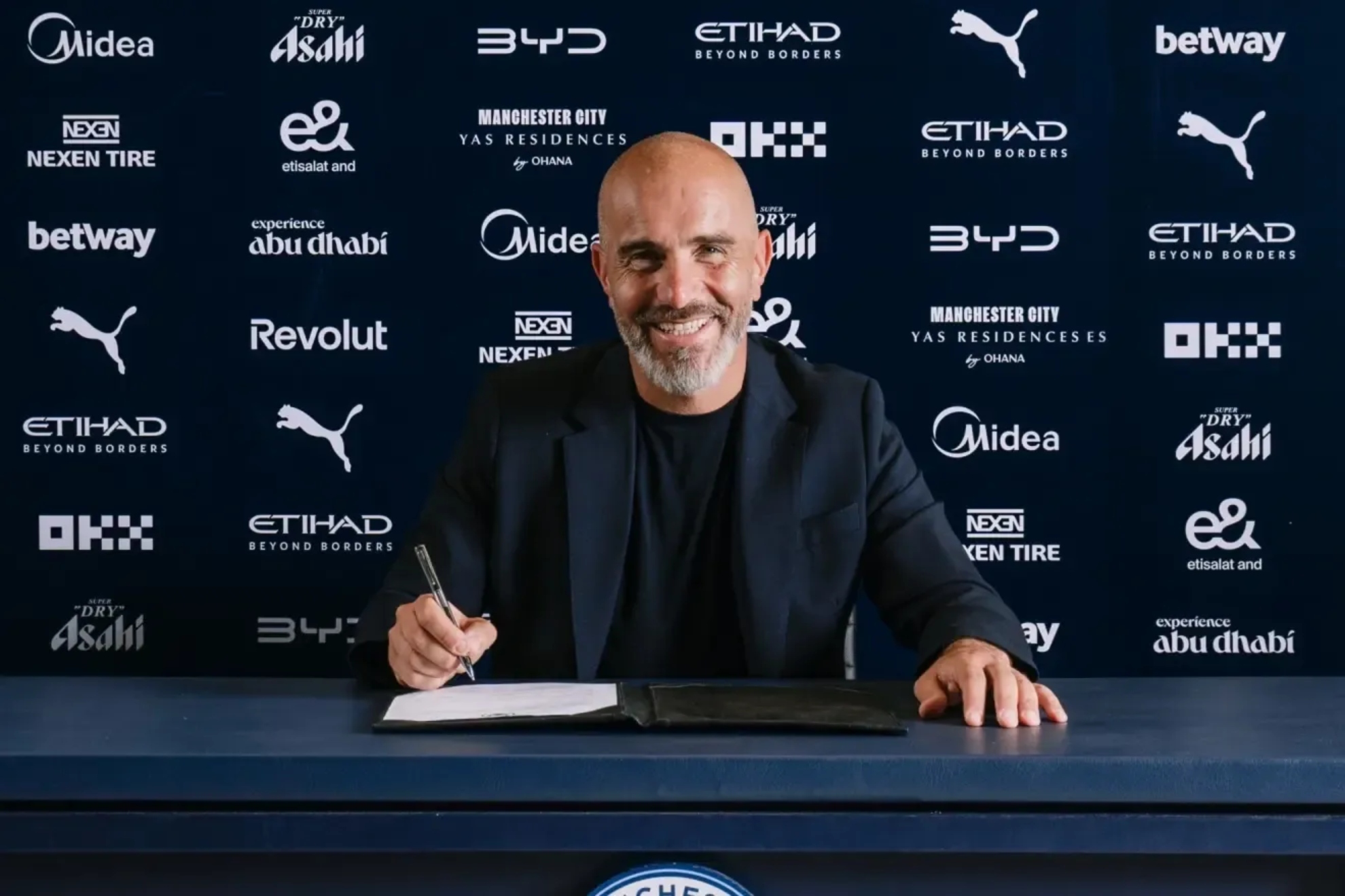 Maresca, en el momento de firmar su contrato con el City