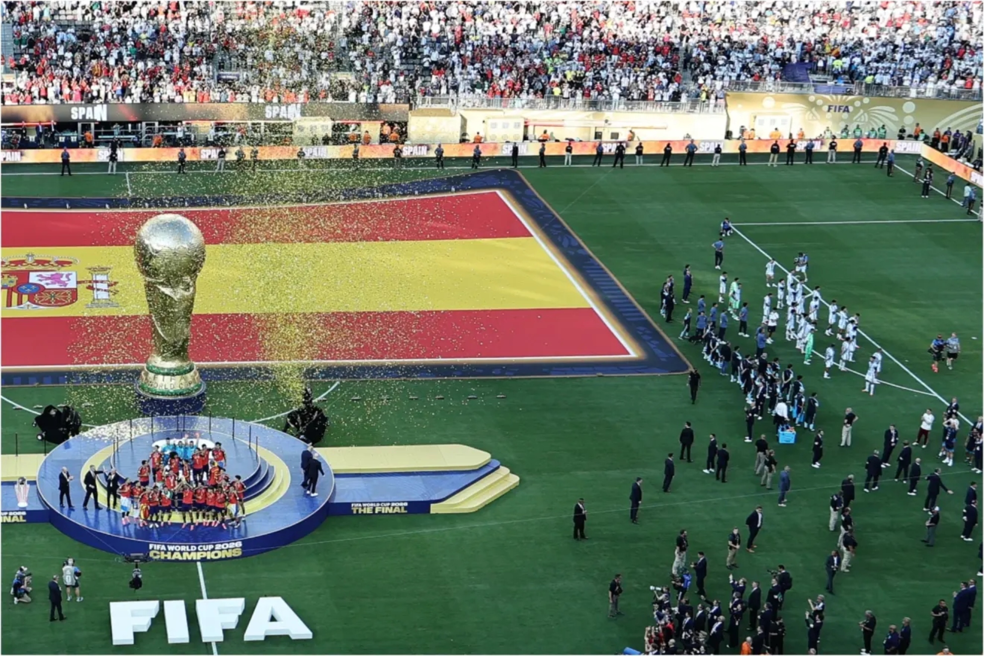 Los españoles celebran el Mundial con los argentinos de espaldas EFE