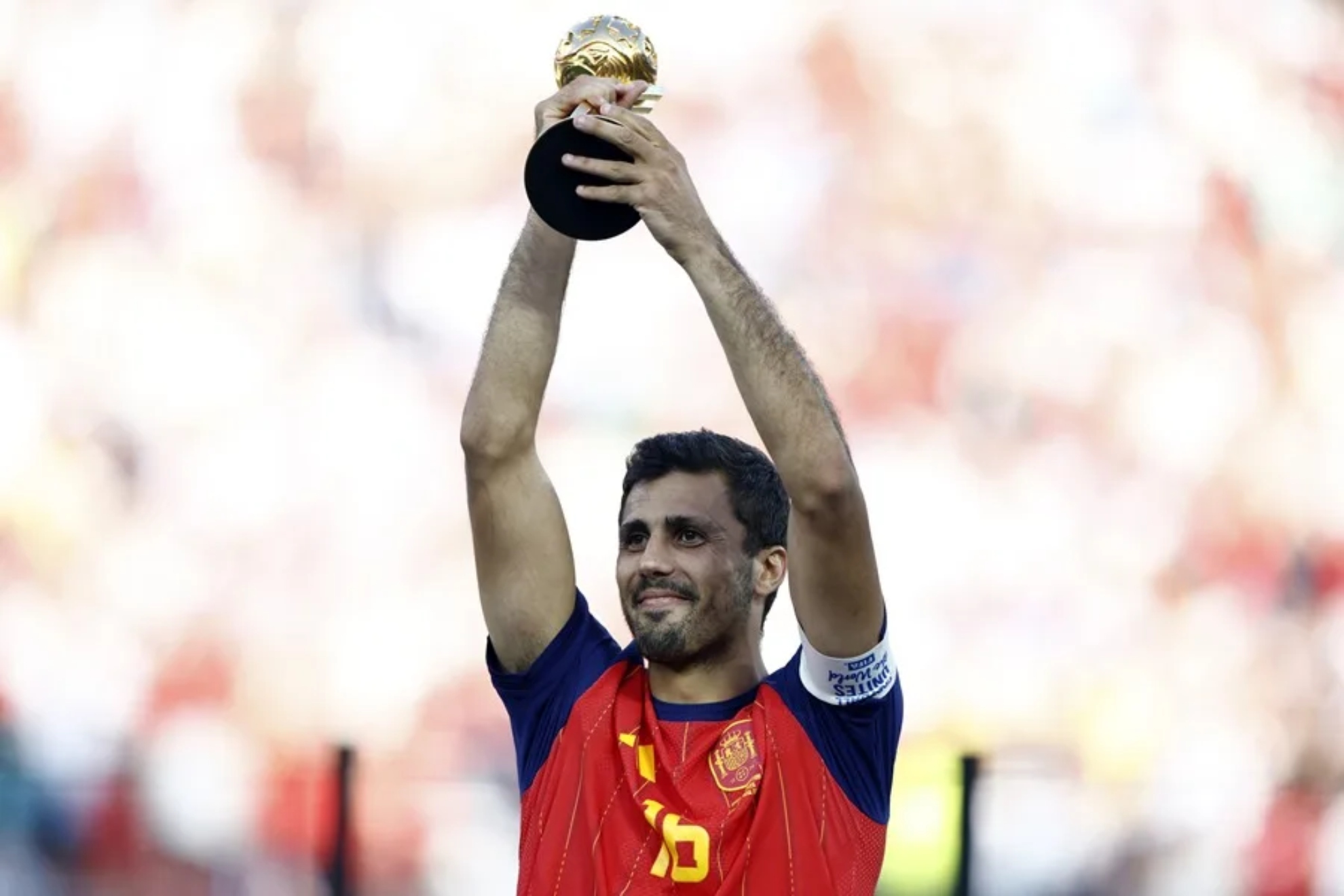 Rodri levanta el trofeo del campeón del mundo EFE