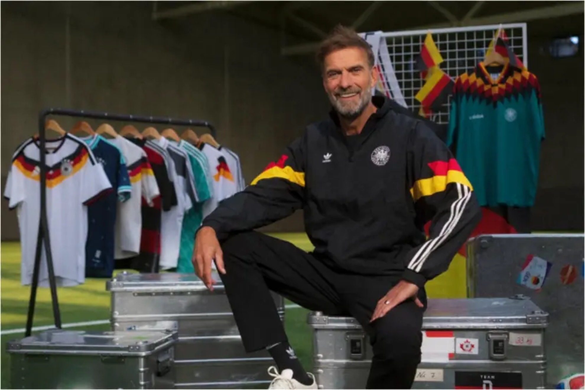 Klopp posa con las camisetas de Alemania.
