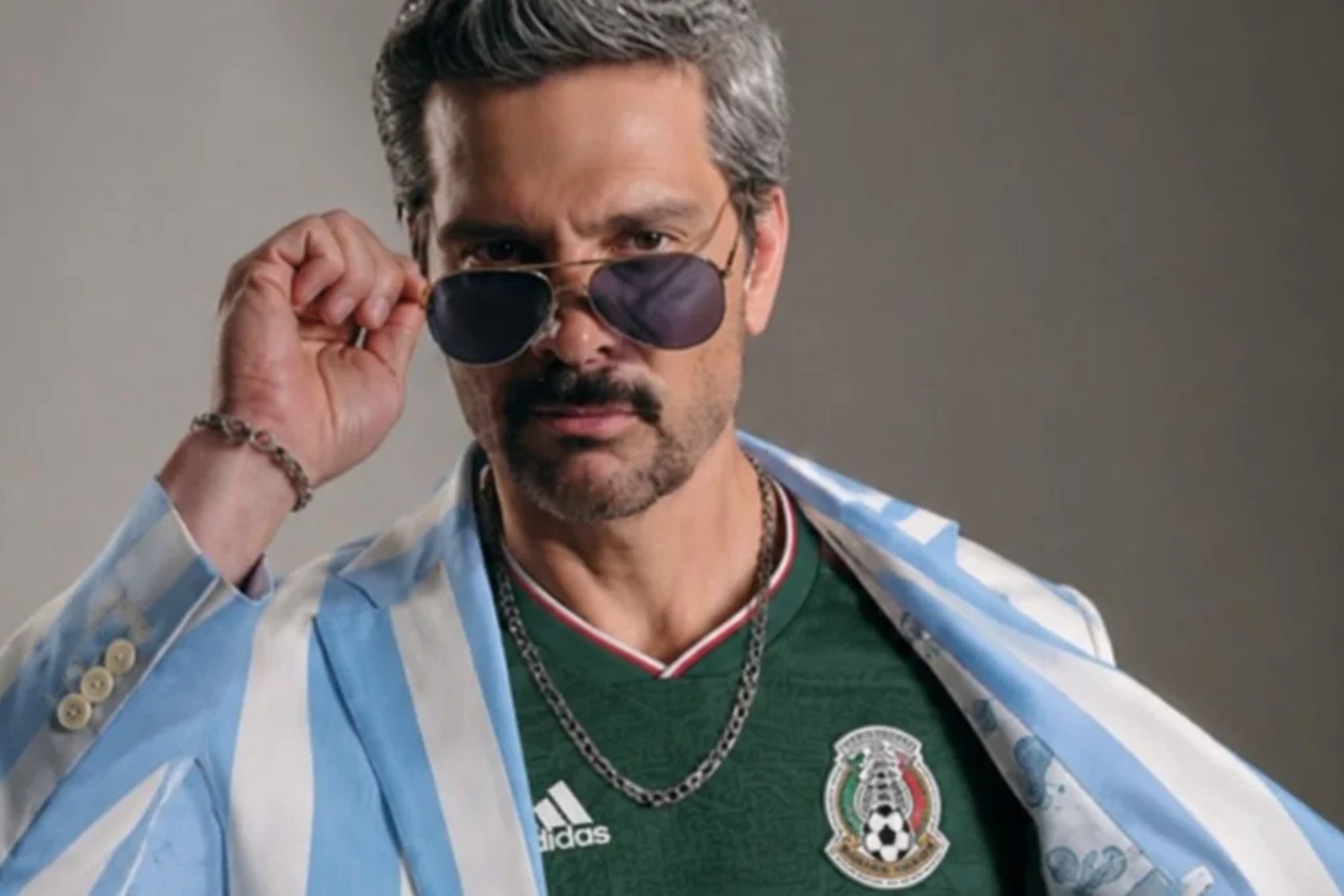 Oscar Córdoba posa con la camiseta de México y los colores de Argentina. IG: @marchelocordoba