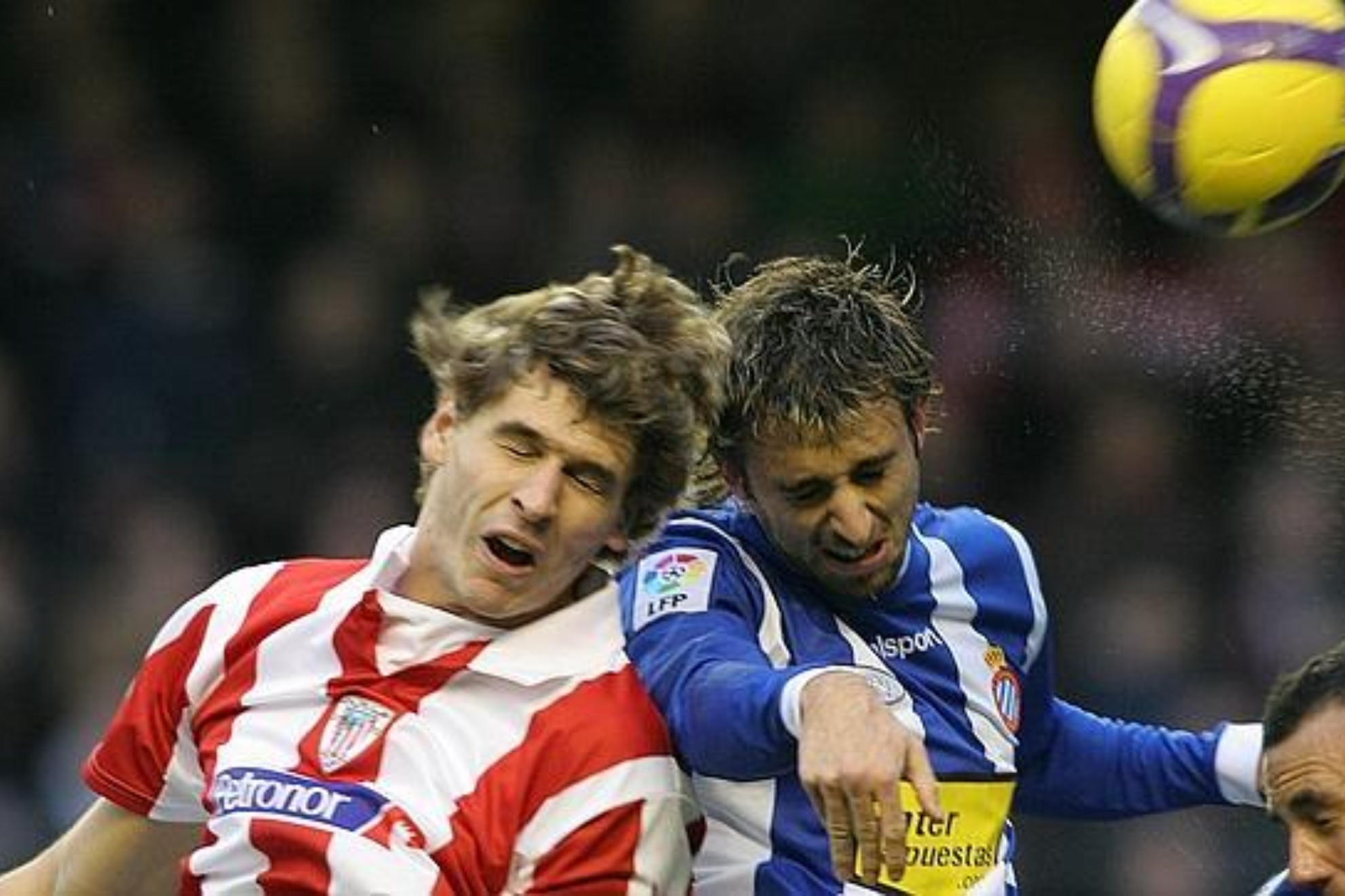 Dos jugadores se dan un golpe en la cabeza en un partido