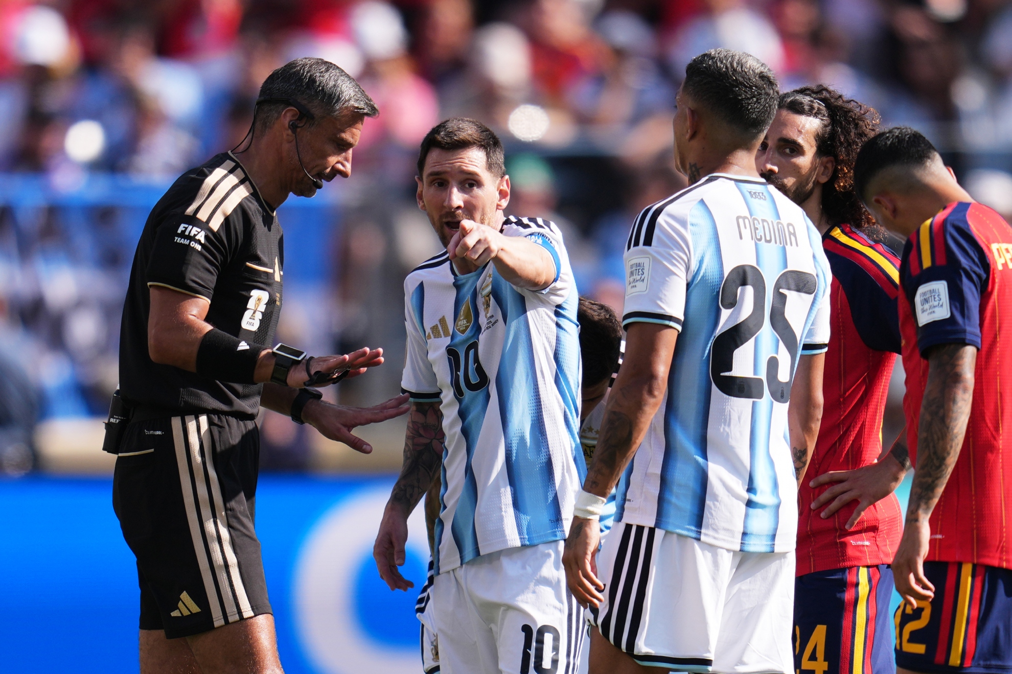 Vincic y Messi durante la final del Mundial. LAPRESSE