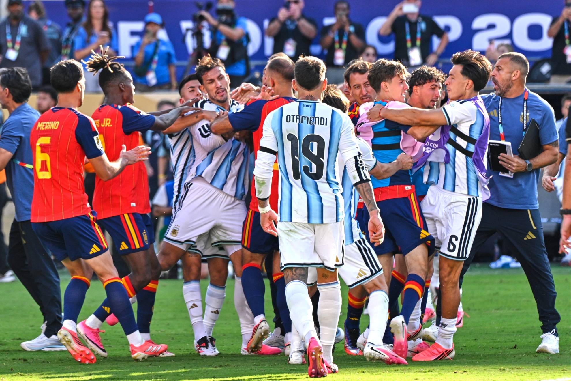 Argentina protagonizó el zafarrancho al final del partido contra España / Mexsport