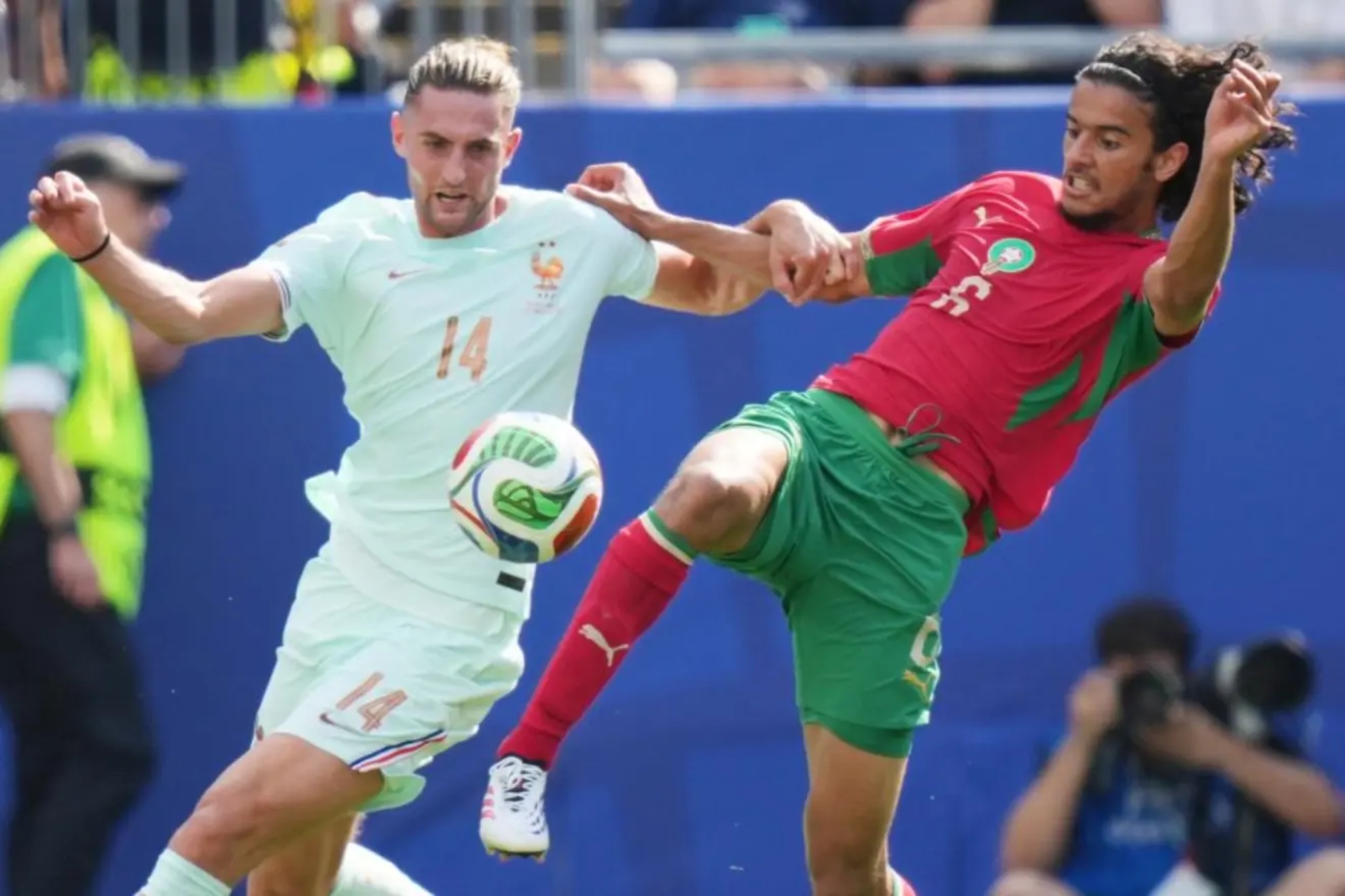 Ayyoub lucha con Rabiot por un balón LAPRESSE