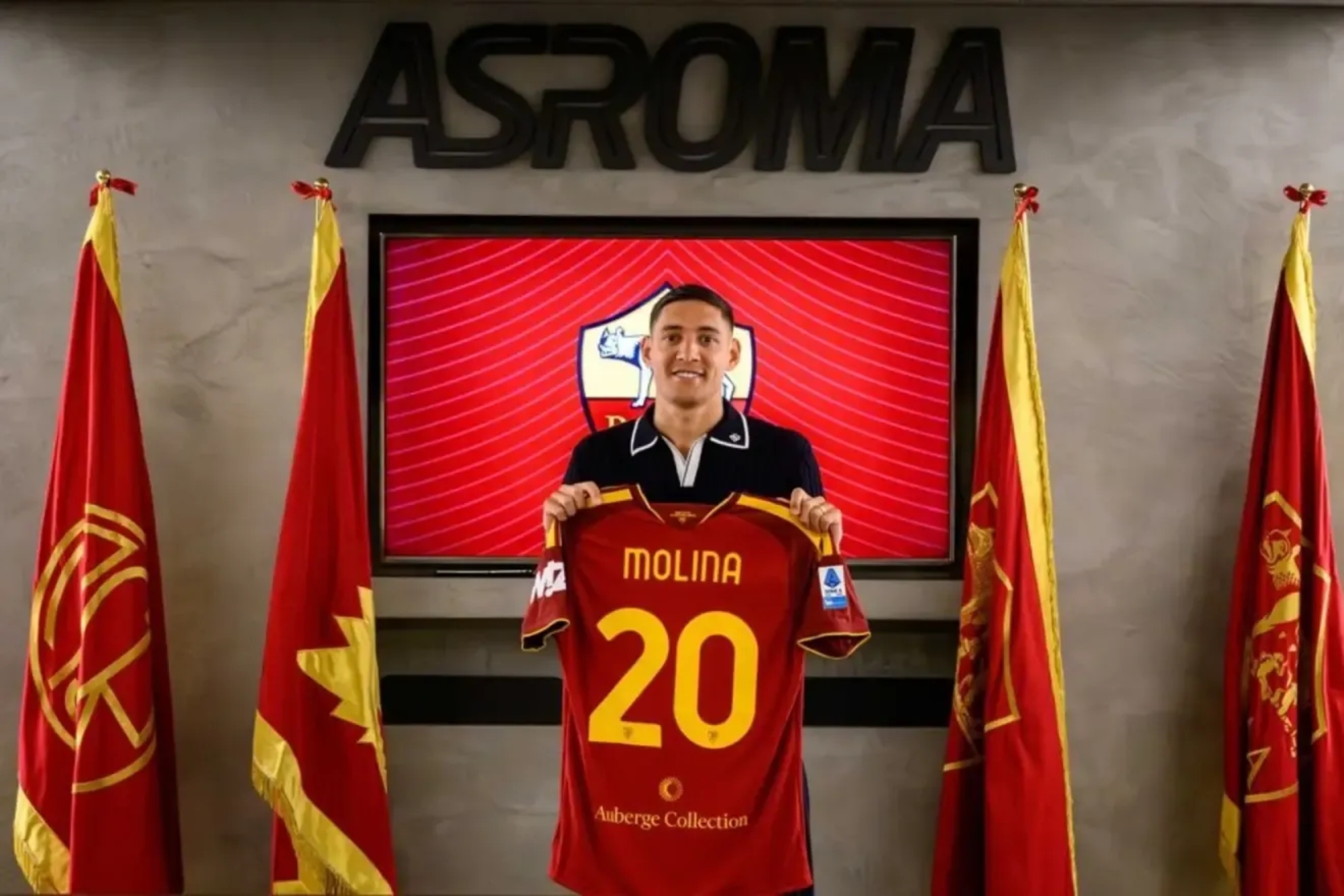 Nahuel Molina posando con la camiseta de la Roma
