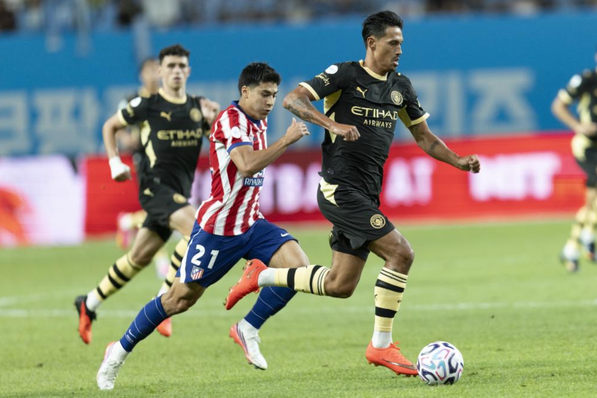 Obed Vargas en el duelo ante el Manchester City