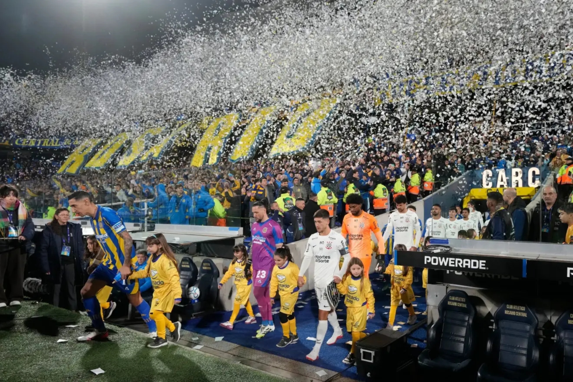 Los jugadores de Rosario y Corinthians en el momento de saltar al césped LAPRESSE