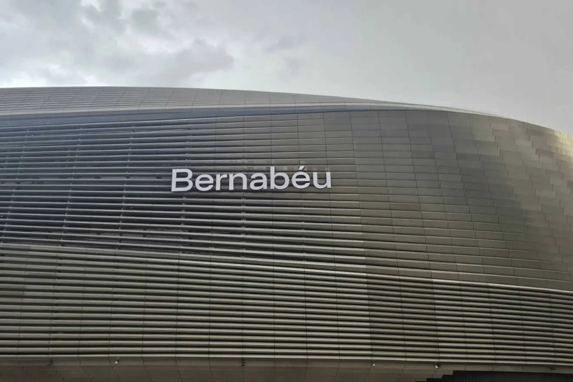 El nombre del Bernabéu ya luce en la fachada del estadio