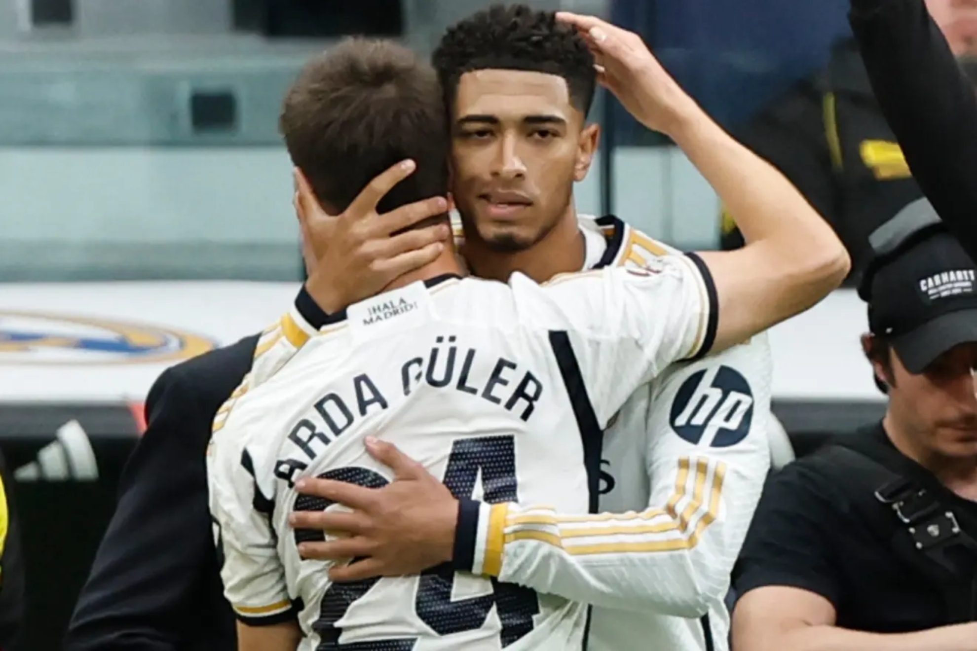 Güler y Bellingham se abrazan tras un gol del Real Madrid