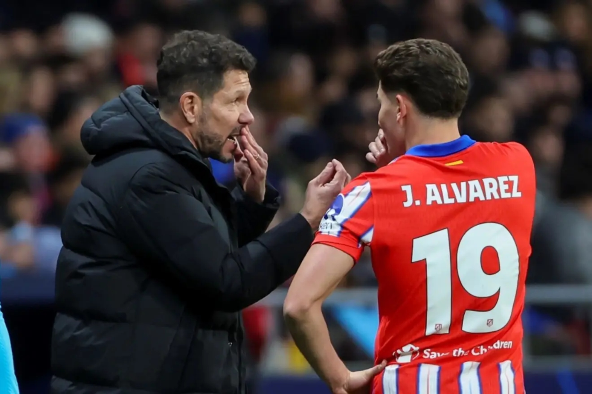 Simeone da instrucciones a Julián Álvarez