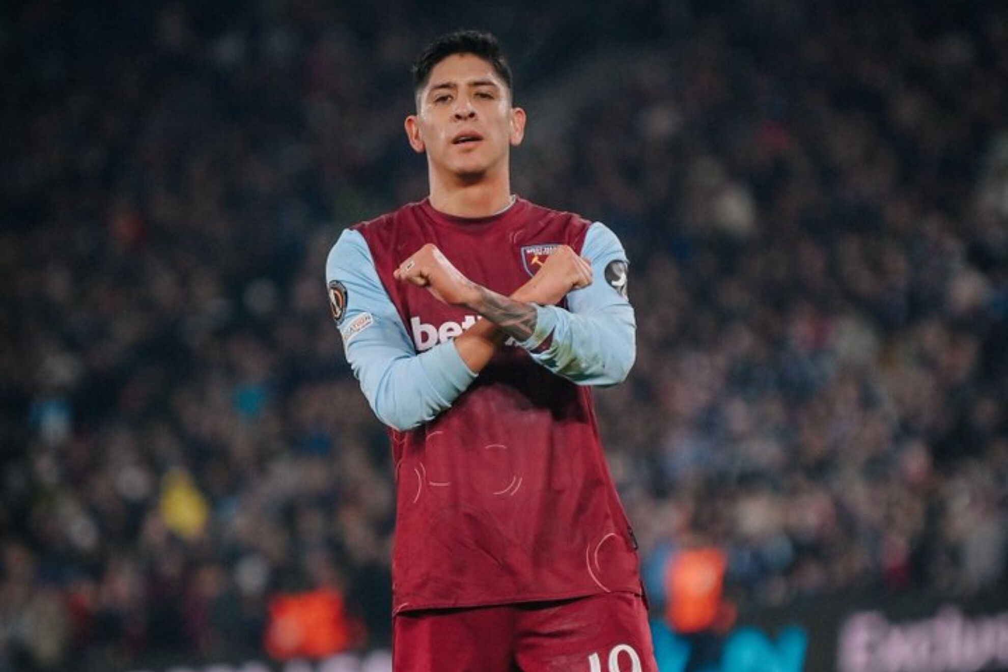 Edson Álvarez celebra un gol con el West Ham
