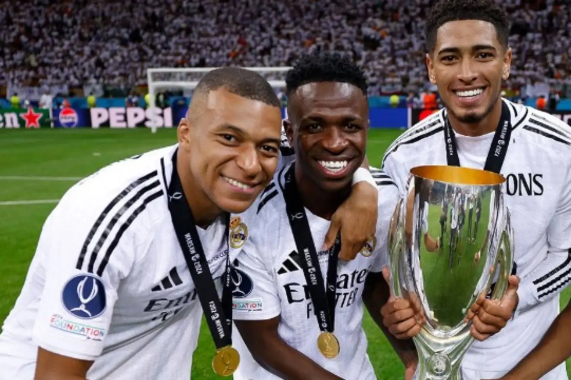Mbappé, Vinicius y Bellingham celebran la última Supercopa de Europa ganada REAL MADRID