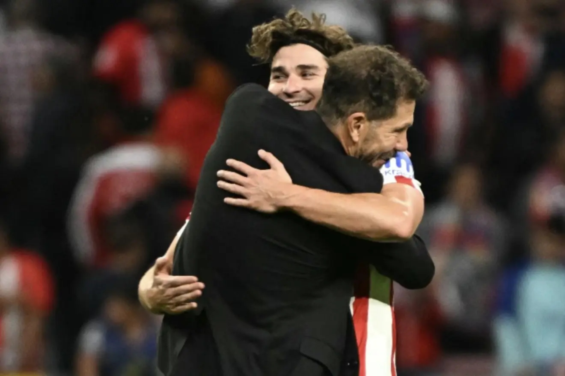 Simeone se abraza a Julián Álvarez