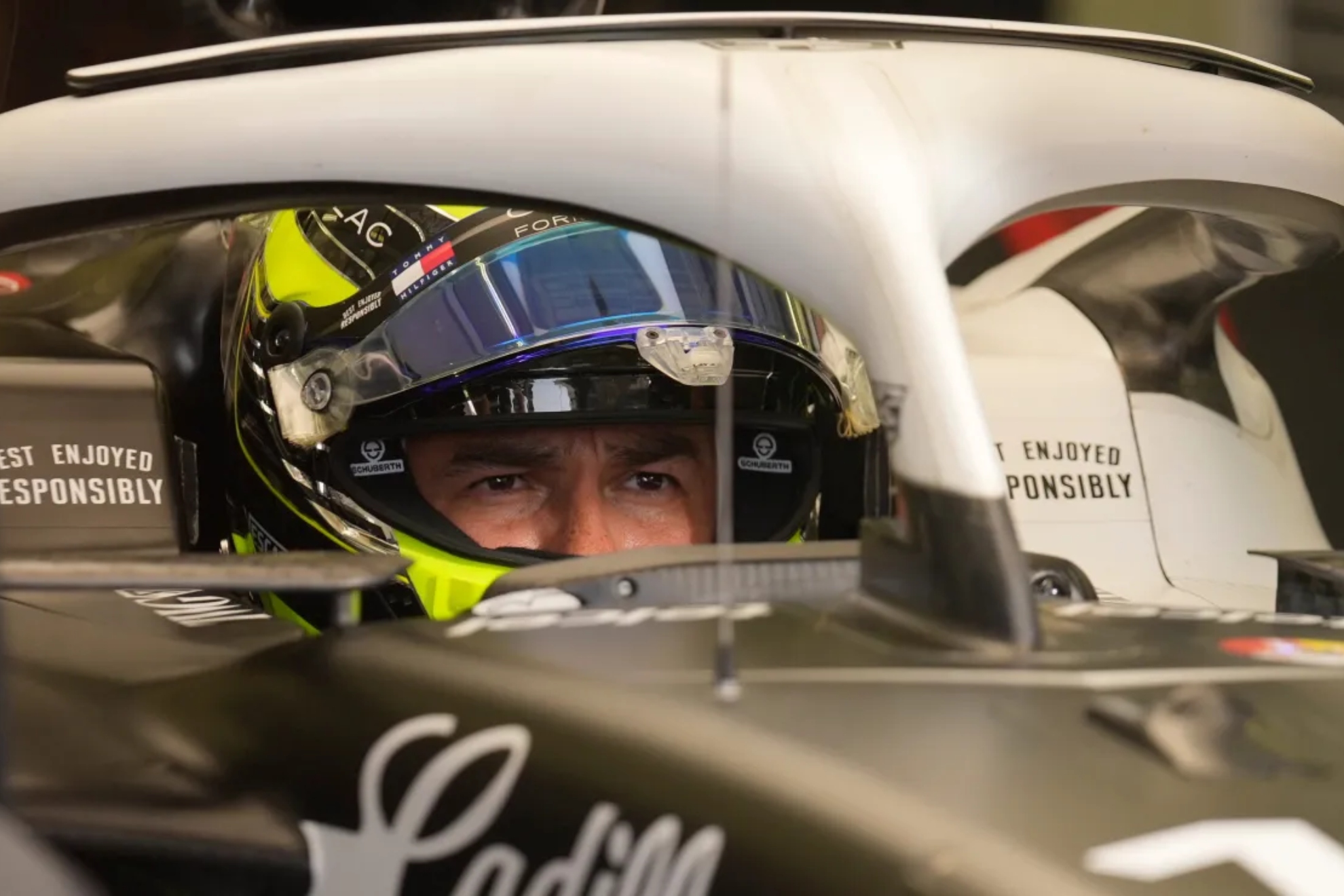 Checo, subido a su Cadillac AP