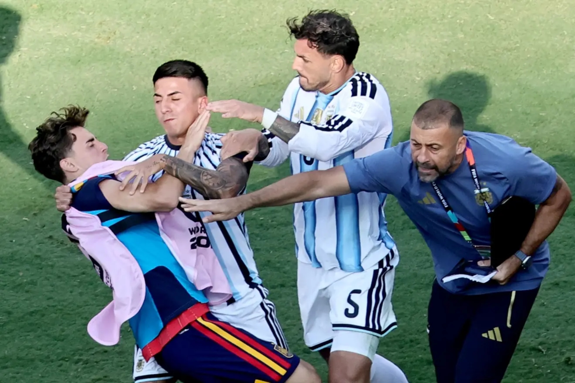 Paredes en el momento de agredir a Gavi EFE