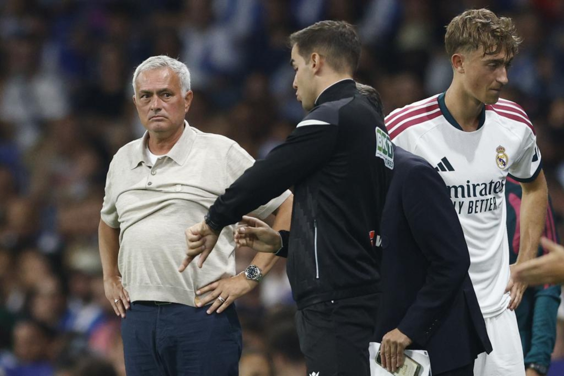 Mourinho observa al cuarto árbitro durante el Espanyol-Real Madrid