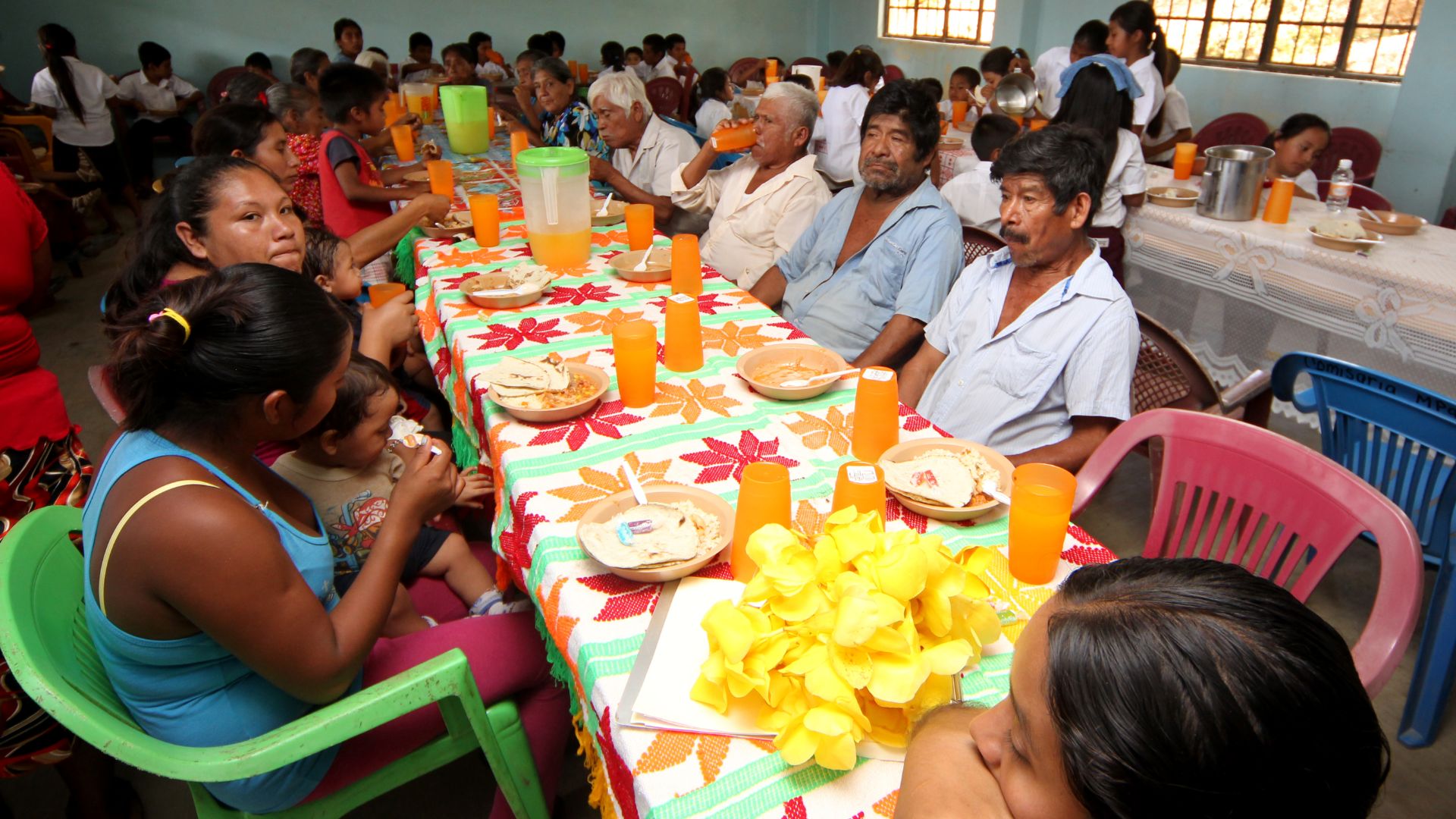 Cientos de personas llegan desde temprano a las Utopías de la Ciudad de México para conseguir una comida a bajo costo que ayuda a reducir los gastos familiares. / ESPECIAL GobCDMX
