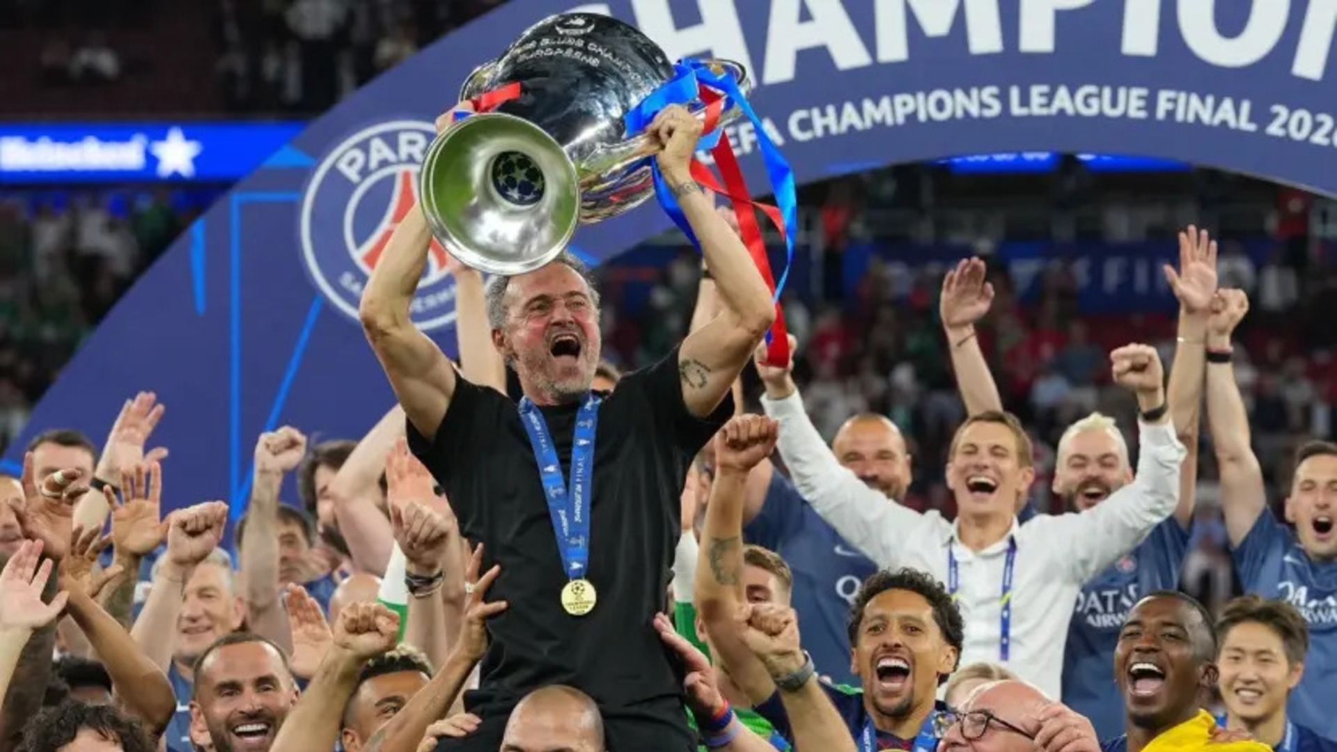 Luis Enrique levantando su segunda Champions consecutiva con el PSG LAPRESSE