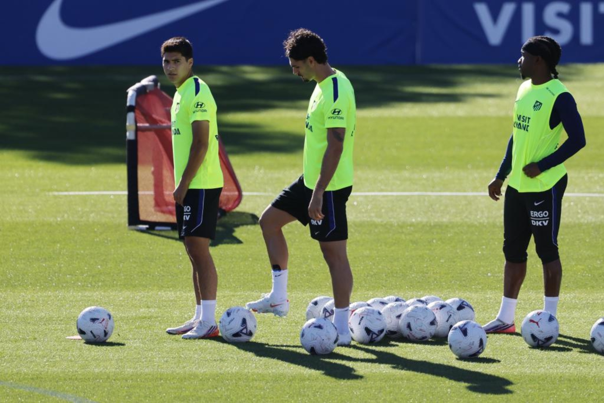 Obed Vargas, en un entrenamiento con el Alético. EFE