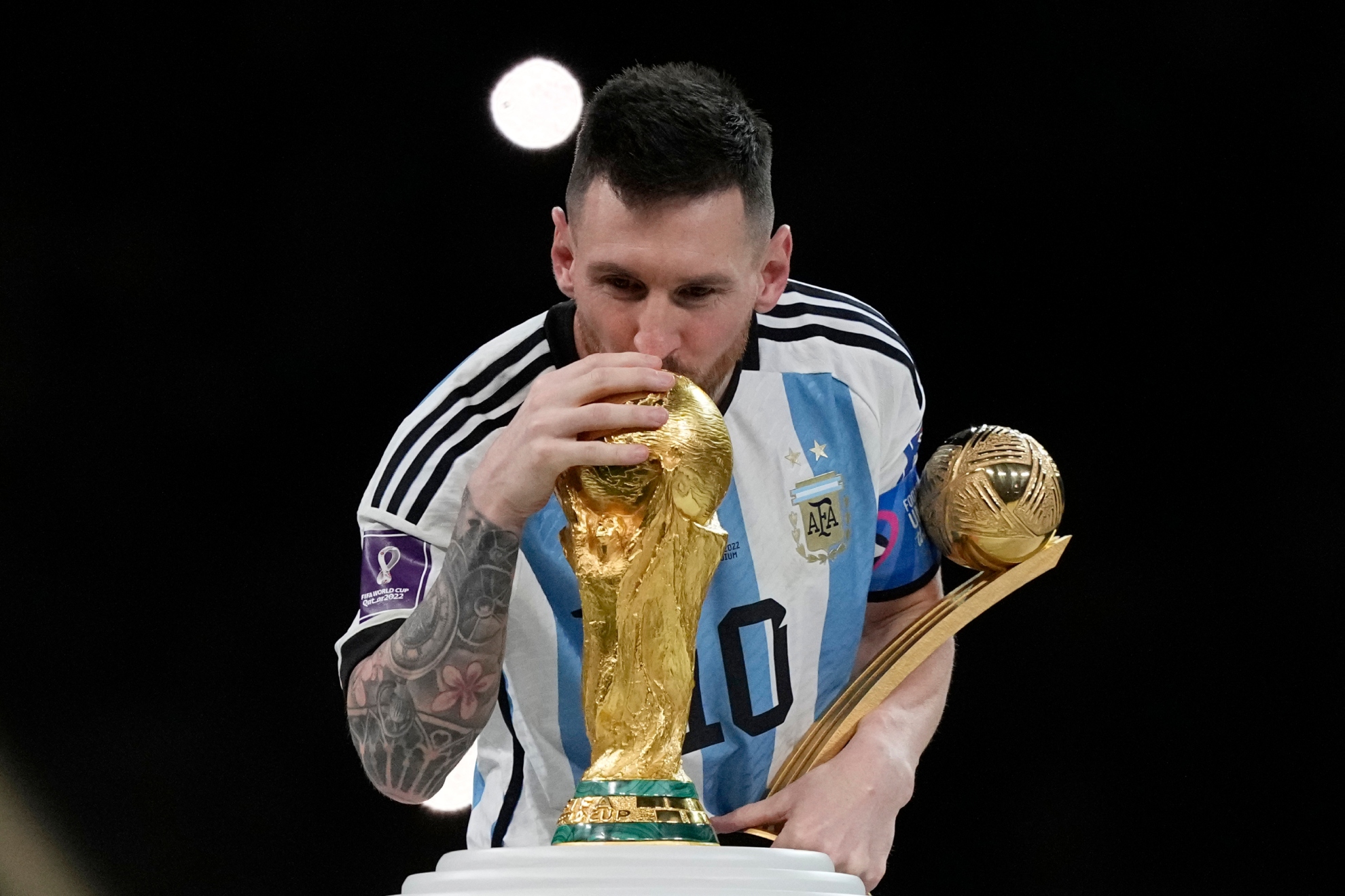 Messi besa la copa del mundo en Qatar 2022. LAPRESSE