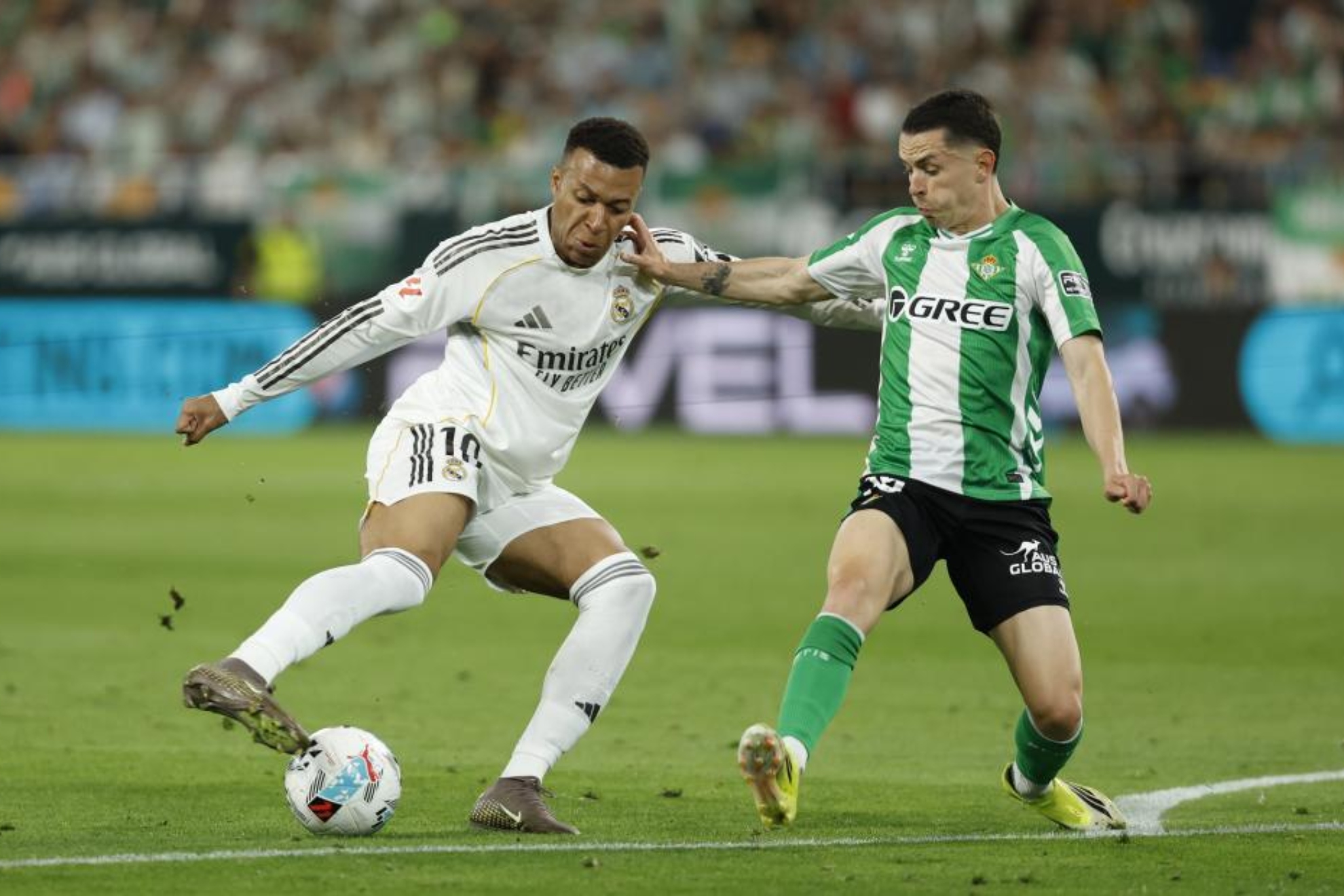Álvaro Fidalgo pugna con Mbappé en un Betis-Real Madrid