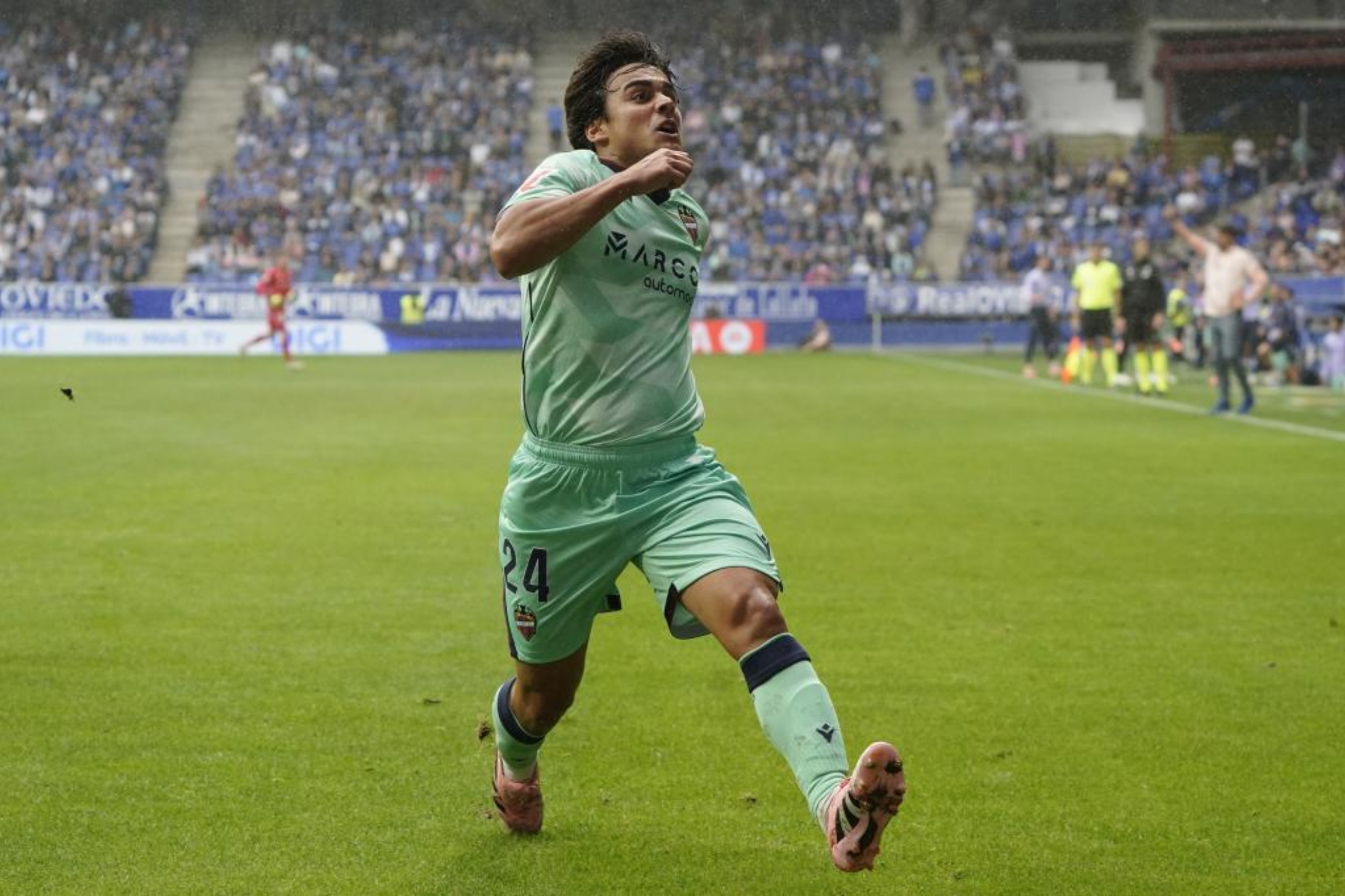 Carlos Álvarez celebra un gol con el Levante