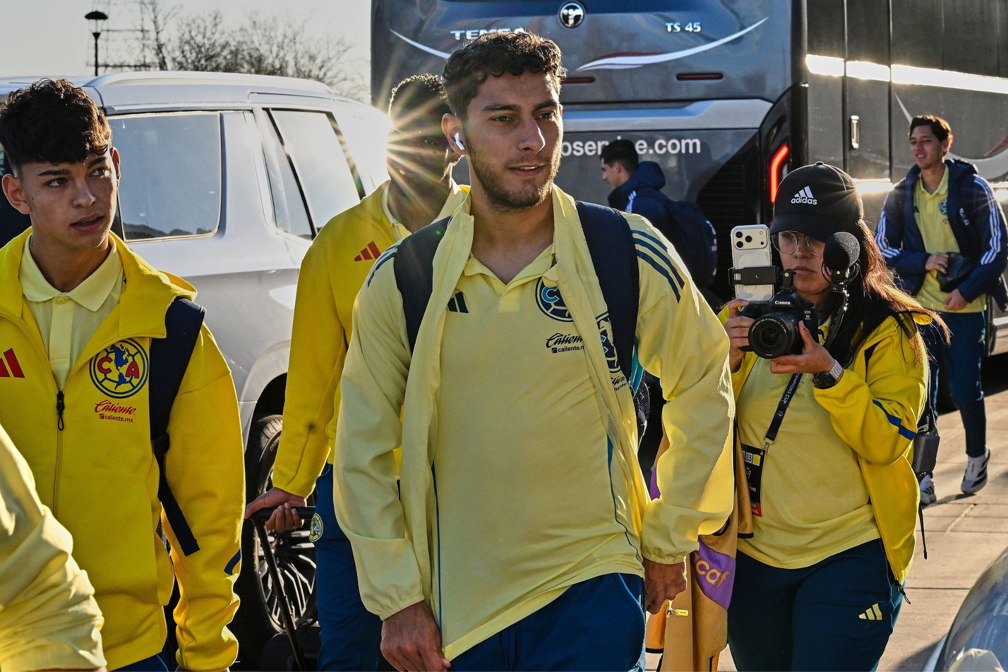 Guillermo Almada analiza opciones en Liga MX y no descarta un fichaje extranjero.