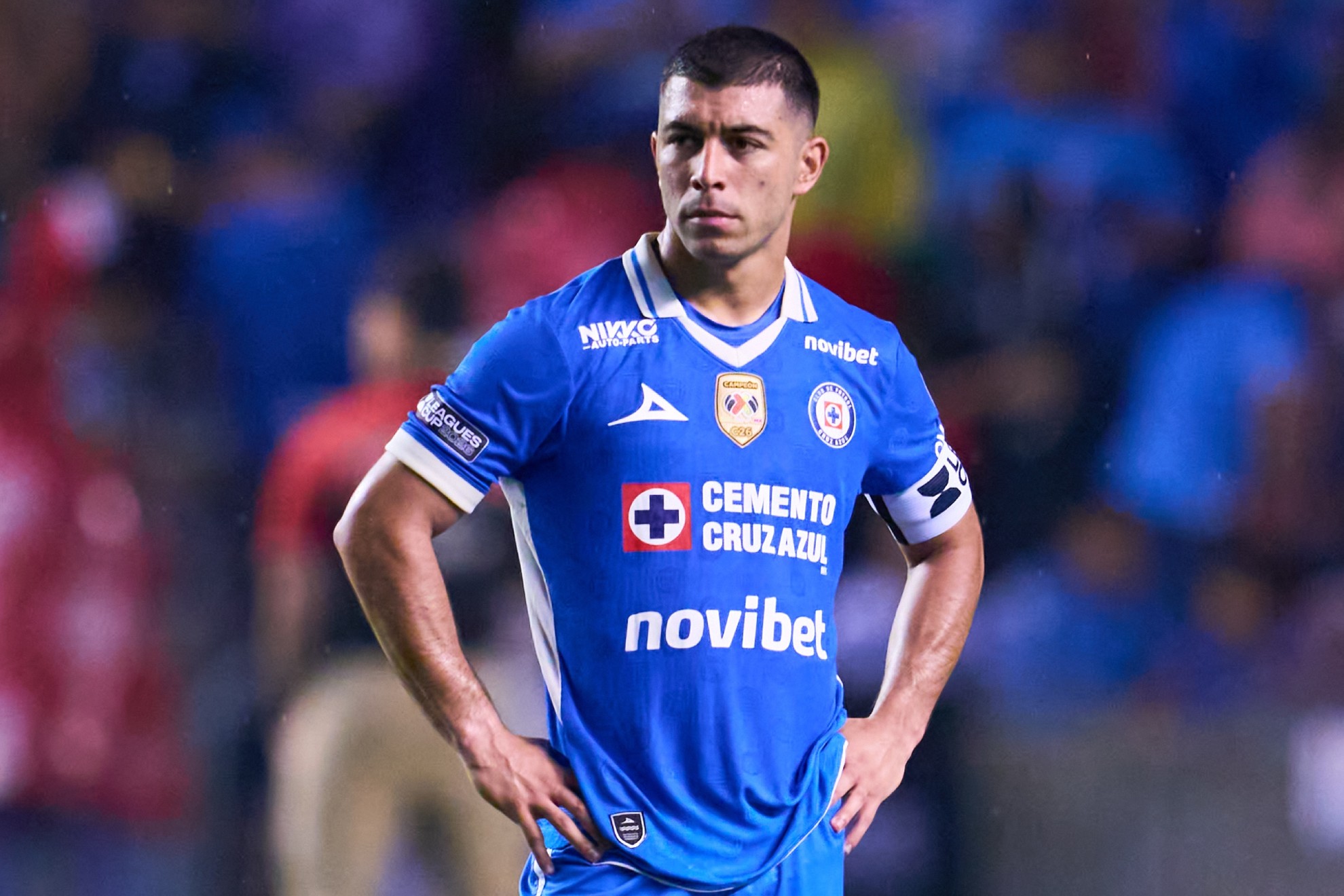 Erik Lira, con gesto serio durante un partido de Cruz Azul / MexSport
