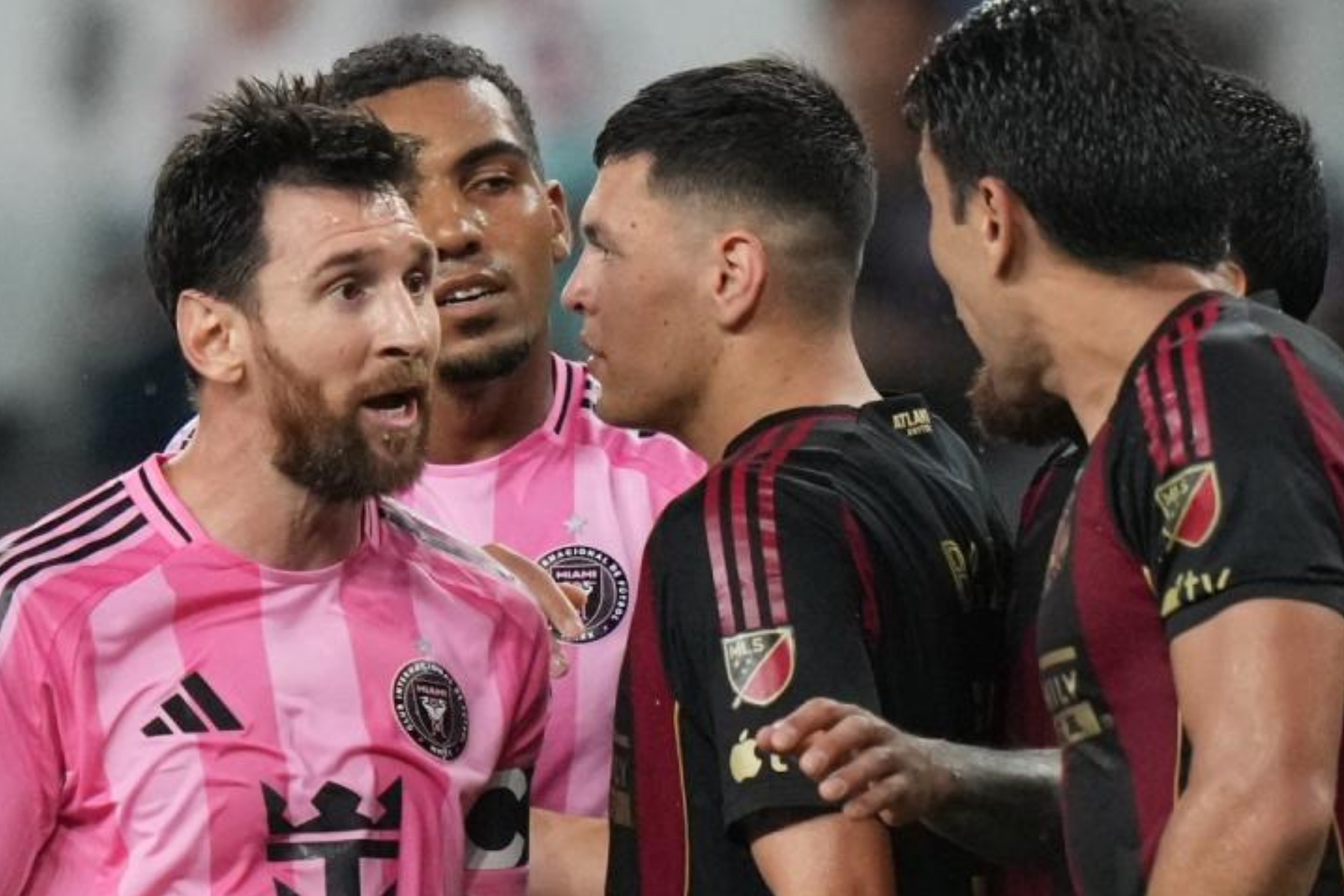 Leo Messi discute con Junior Alonso. LAPRESSE