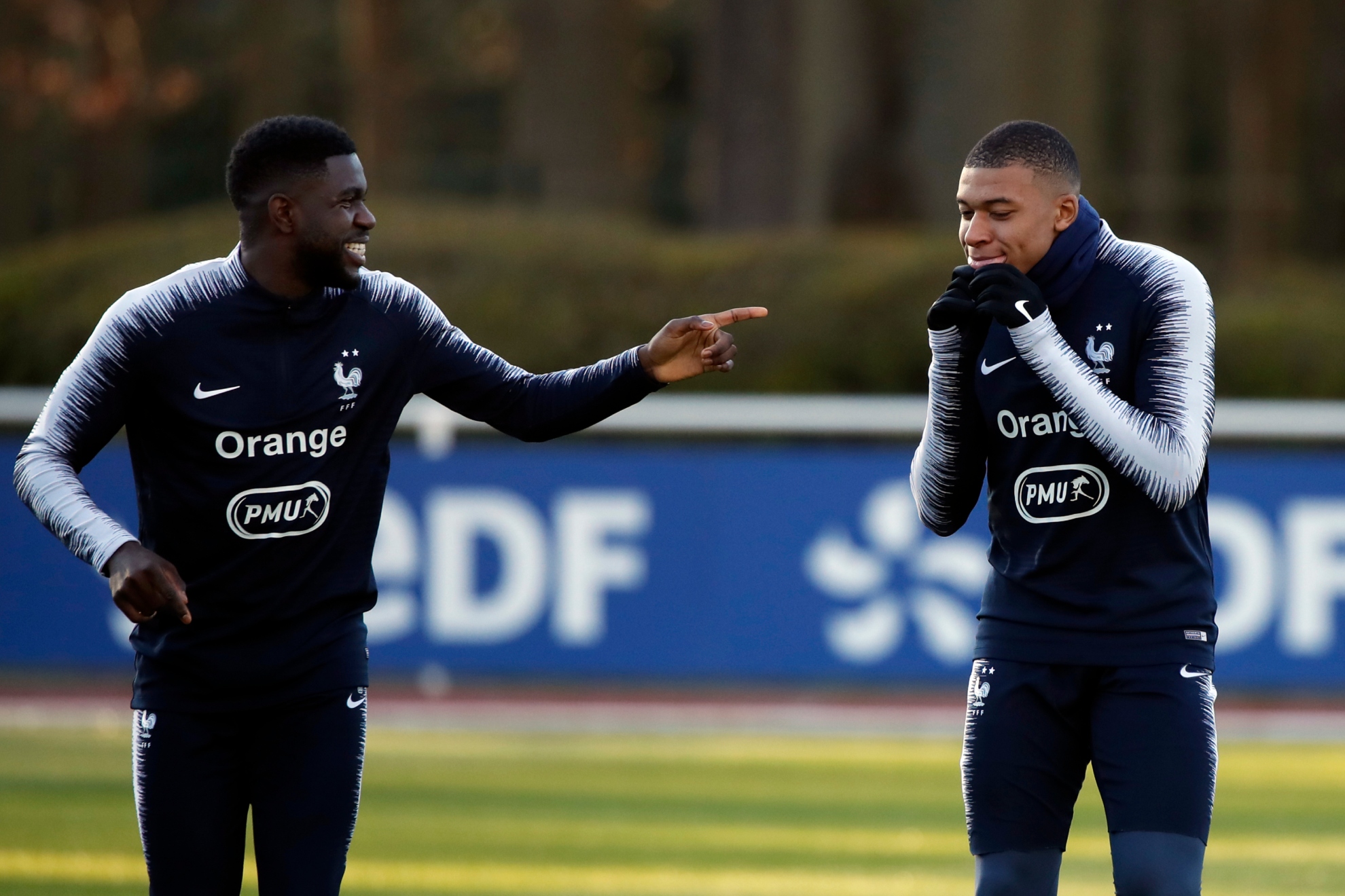 Umtiti y Mbappé, en un entrenamiento con la Selección de Francia. LAPRESSE
