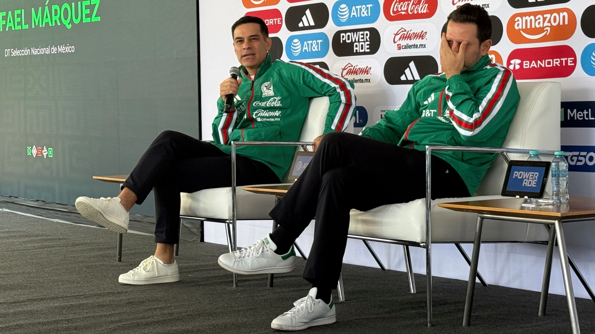 El Kaiser lima asperezas con la prensa en su presentación con México / Abigail Parra