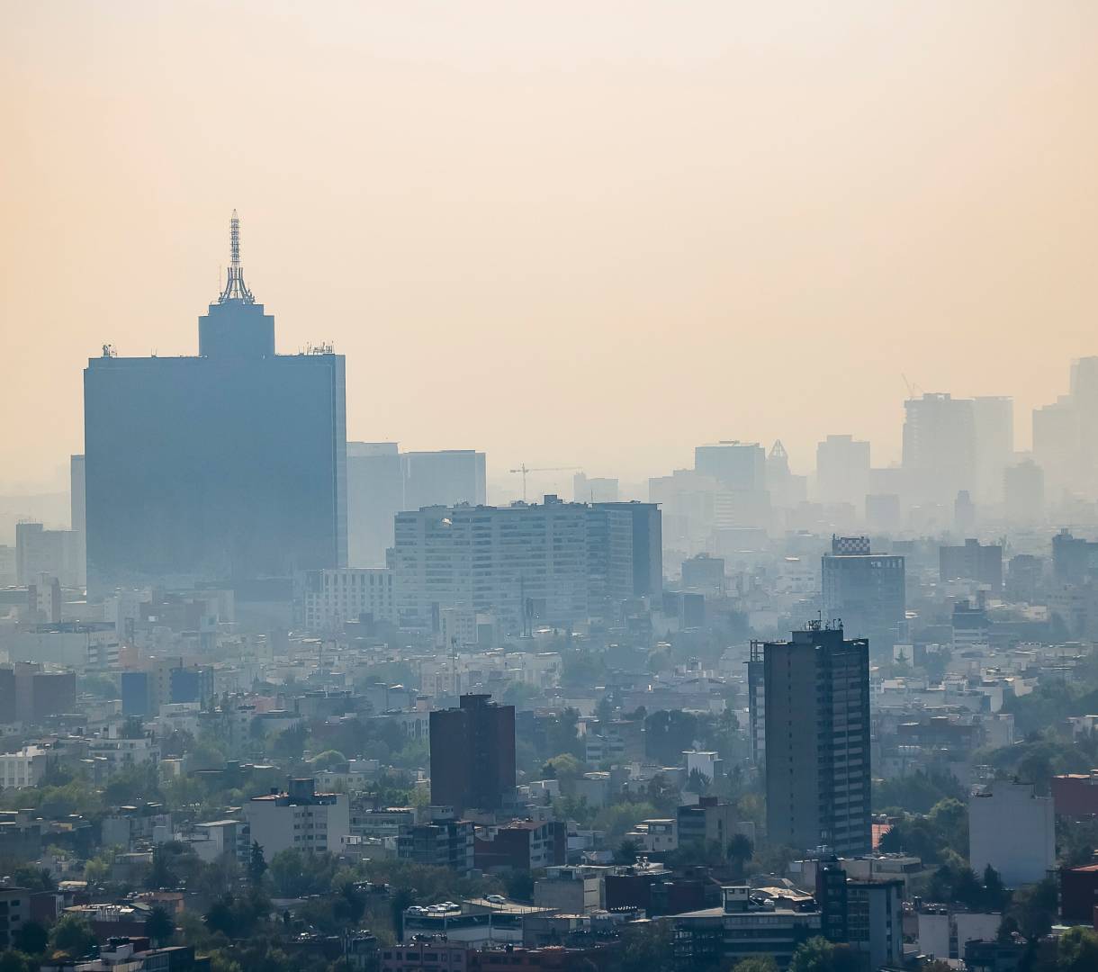 Un sistema de alta presión sobre el centro del país provocó condiciones de estabilidad atmosférica, vientos débiles y una intensa radiación solar. ESPECIAL