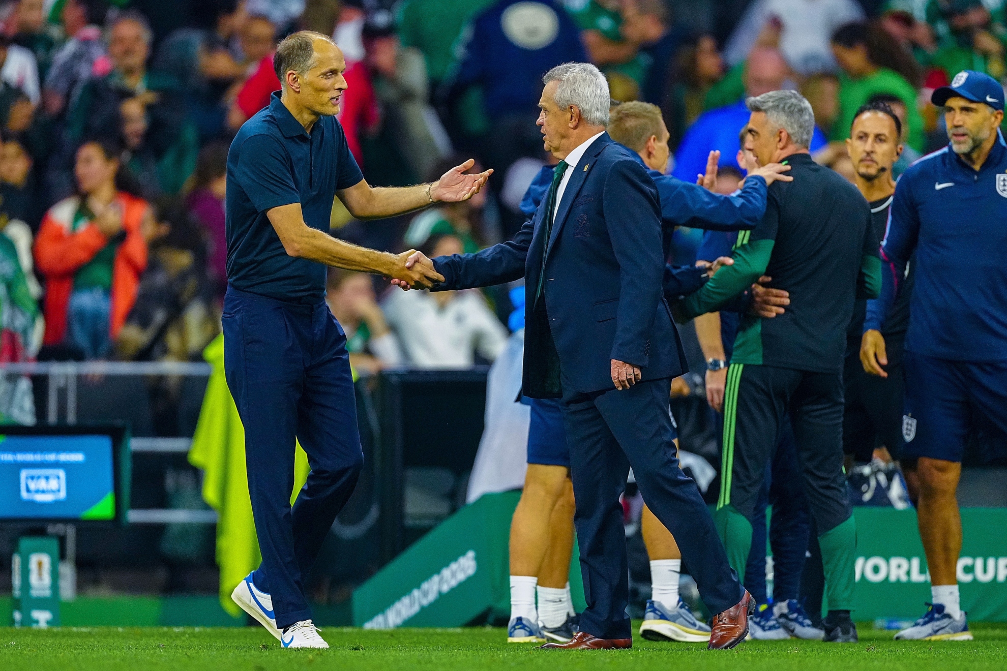 Tuchel saluda a Aguirre tras el 3-2. MEXSPORT.