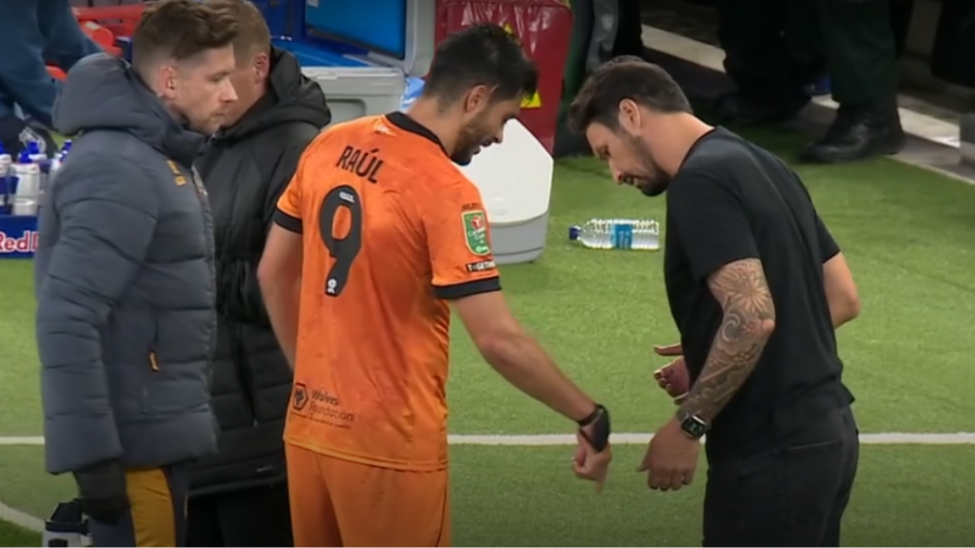 Raúl Jiménez se lesionó. / ESPECIAL